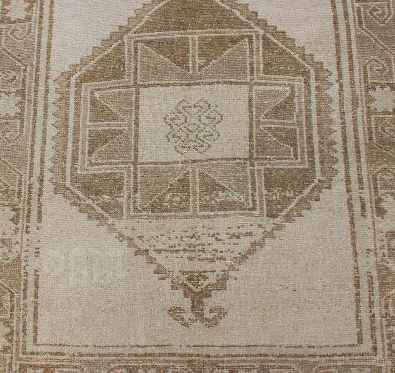 Long Vintage Turkish Oushak Runner with Medallions in Creams and Tans Oushak Vintage runner from Turkey with Medallions, Keivan Woven Arts / rug EN - 179548, country of origin / type: Turkey / Oushak, circa 1940 This vintage Turkish Oushak ... - Keivan Woven ArtsTU - ALK - 4892 - 12138Rug