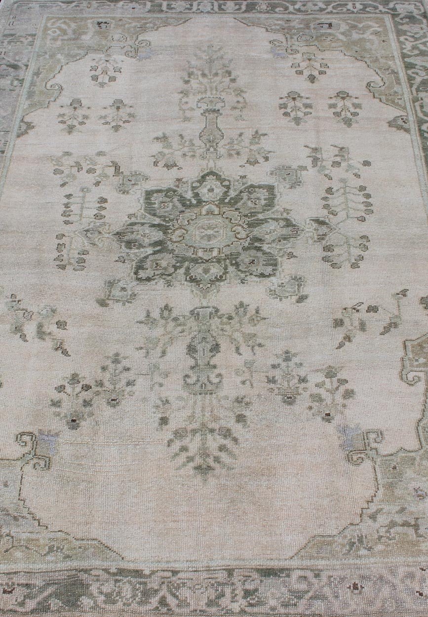 Oushak vintage rug with flower motifs in neutrals, rug tu - alk - 4894, country of origin / type: Turkey / Oushak, circa 1940. A beautiful and versatile piece, this Oushak carpet is rendered in neutral tones and characterized by a traditional floral... - Keivan Woven ArtsTU - ALK - 4894 - 10736Rug