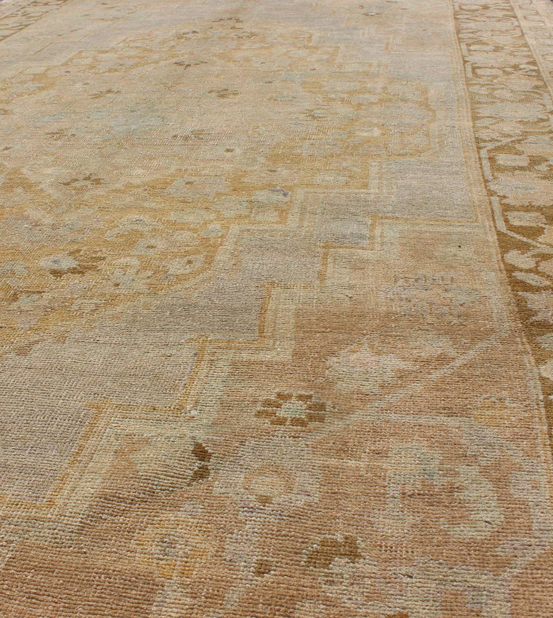 Vintage Turkish Oushak Rug with Lightly Toned Medallion Design Medallion Design Oushak Rug from Turkey, rug TU - DUR - 136599, country of origin / type: Turkey / Oushak, circa 1940 This vintage Turkish Oushak rug features a medallion design. ... - Keivan Woven ArtsTU - DUR - 136599 - 9536Rug