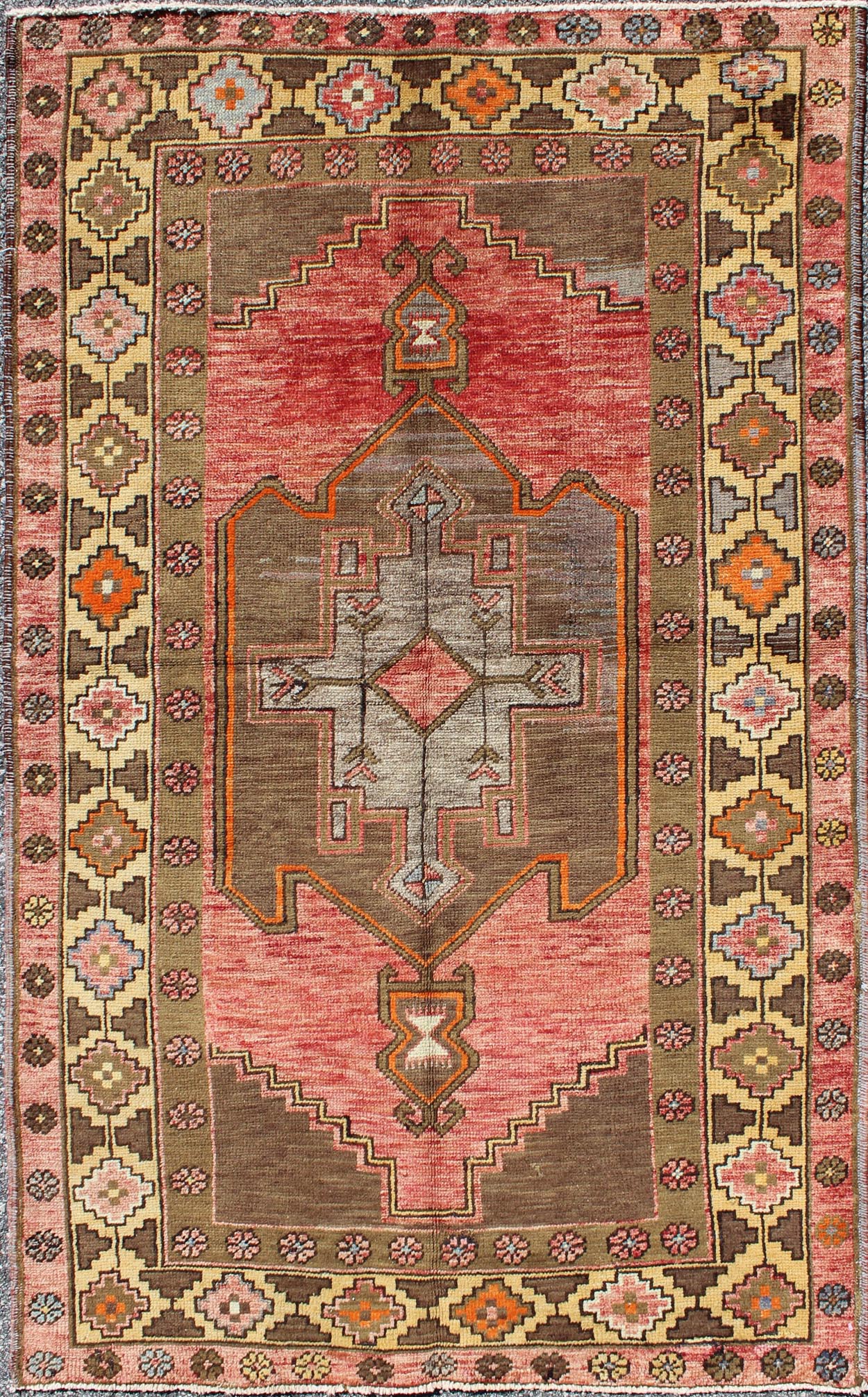 Midcentury Vintage Turkish Oushak Rug with Geometric Florals in Red and Brown, rug dur - 3459, country of origin / type: Turkey / Oushak, circa mid - 20th century This vintage Turkish Oushak carpet (circa mid - 20th century) features a unique central ... - Keivan Woven ArtsTU - DUR - 3459 - 5728Rug
