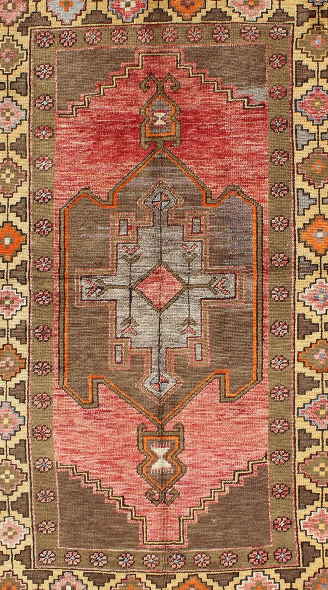 Midcentury Vintage Turkish Oushak Rug with Geometric Florals in Red and Brown, rug dur - 3459, country of origin / type: Turkey / Oushak, circa mid - 20th century This vintage Turkish Oushak carpet (circa mid - 20th century) features a unique central ... - Keivan Woven ArtsTU - DUR - 3459 - 5728Rug