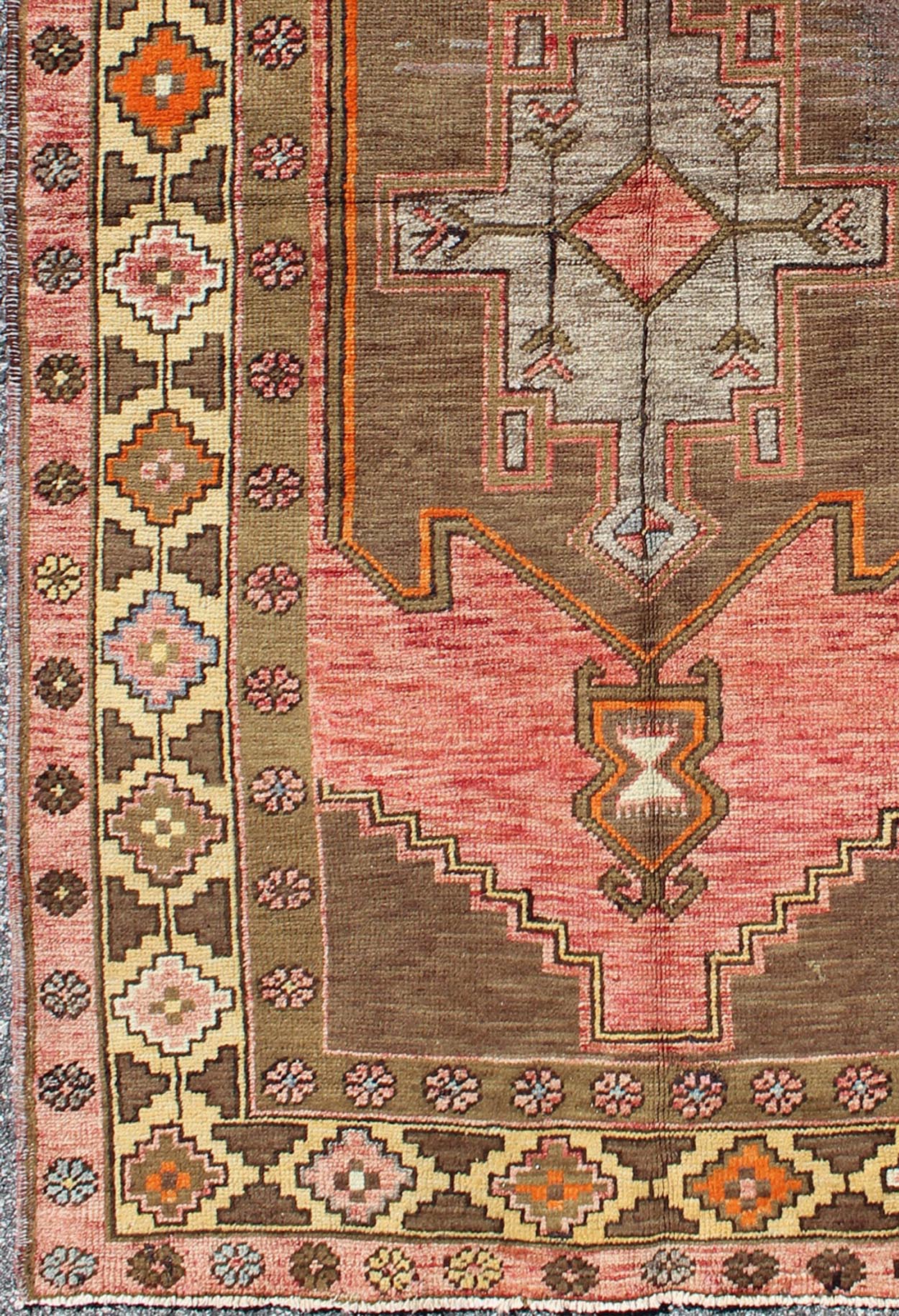 Midcentury Vintage Turkish Oushak Rug with Geometric Florals in Red and Brown, rug dur - 3459, country of origin / type: Turkey / Oushak, circa mid - 20th century This vintage Turkish Oushak carpet (circa mid - 20th century) features a unique central ... - Keivan Woven ArtsTU - DUR - 3459 - 5728Rug