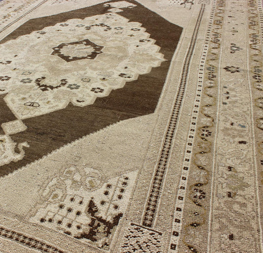 Keivan Woven Arts, Tu - Dur - 445, Vintage Mid - Century Turkish Oushak Rug. This vintage Turkish Oushak carpet (circa mid - 20th century) features a central medallion design, as well as patterns of smaller flowers and floral elements in the four cornices, and... - Keivan Woven ArtsTU - DUR - 445 - 2922