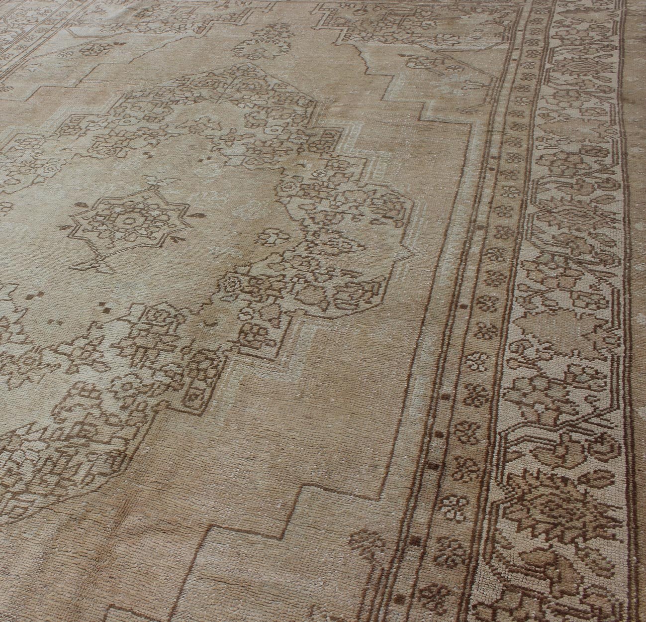 Light colored, Floral Vintage Turkish Oushak Rug with Ornate Design in Ivory, Sand, Taupe, Pale Green& Brown. Keivan Woven Arts/ rug DUR - 501, country of origin / type: Turkey / Oushak, circa mid - 20th century. Light vintage Oushak, vintage Oushak, pale ... - Keivan Woven ArtsTU - DUR - 501 - 3489Rug