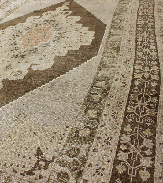 Keivan Woven Arts - Vintage Turkish Oushak rug with floral multi - layered medallion in brown, Green & cream, Keivan Woven Arts s rug TU - IHS - 123258, country of origin / type: Turkey / Oushak, circa mid - 20th century Measures: 5'5 x 10'3. This vintage... - Keivan Woven ArtsTU - IHS - 123258 - 3624