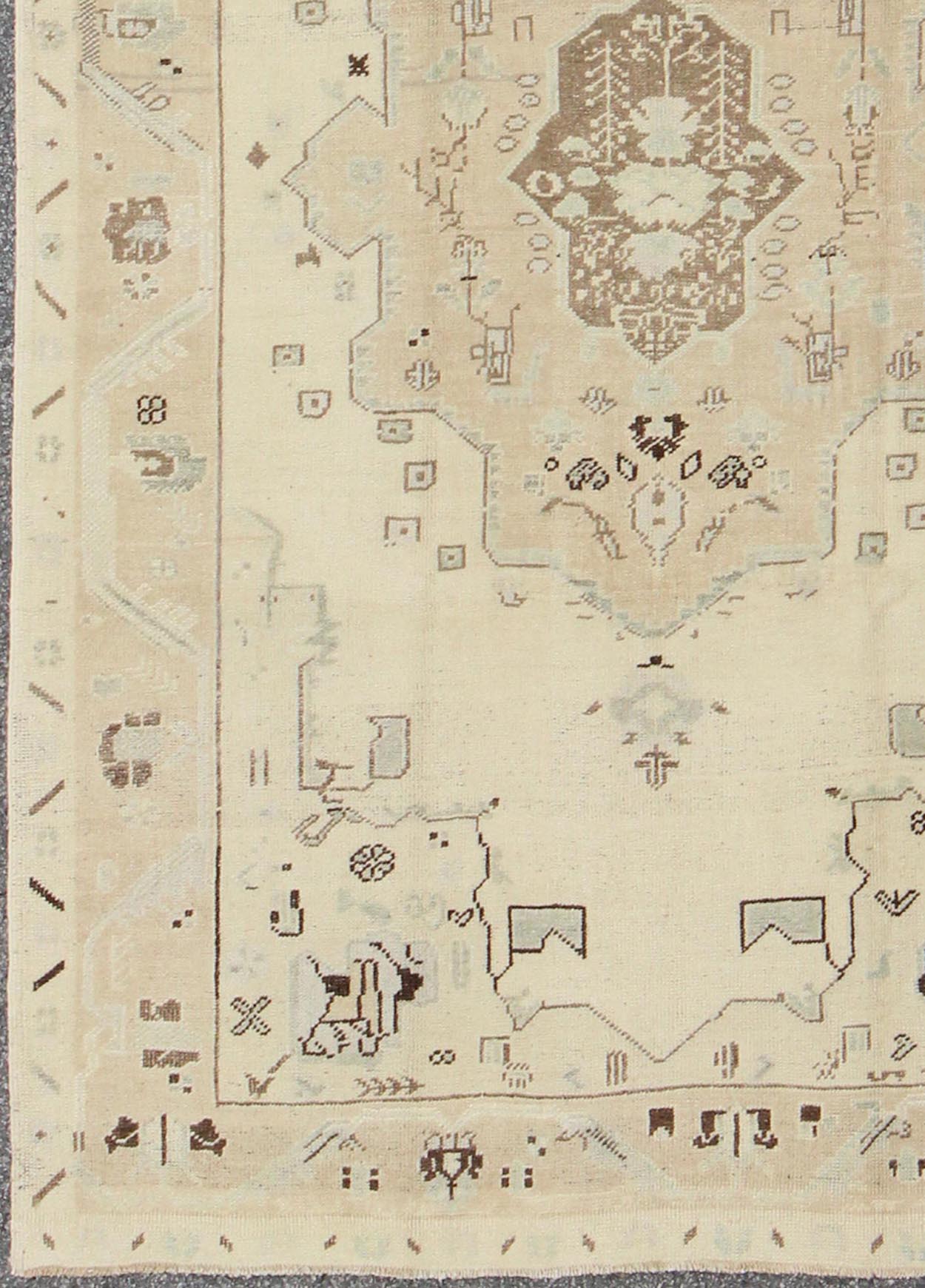 Ivory Background Vintage Turkish Oushak Rug with Tribal Medallion and Motifs kwarugs Ivory background vintage Turkish Oushak rug with tribal medallion and motifs, rug isa - 3394, country of origin / type: Turkey / Oushak, circa mid - 20th century. ... - Keivan Woven ArtsTU - ISA - 3394 - 5750Rug