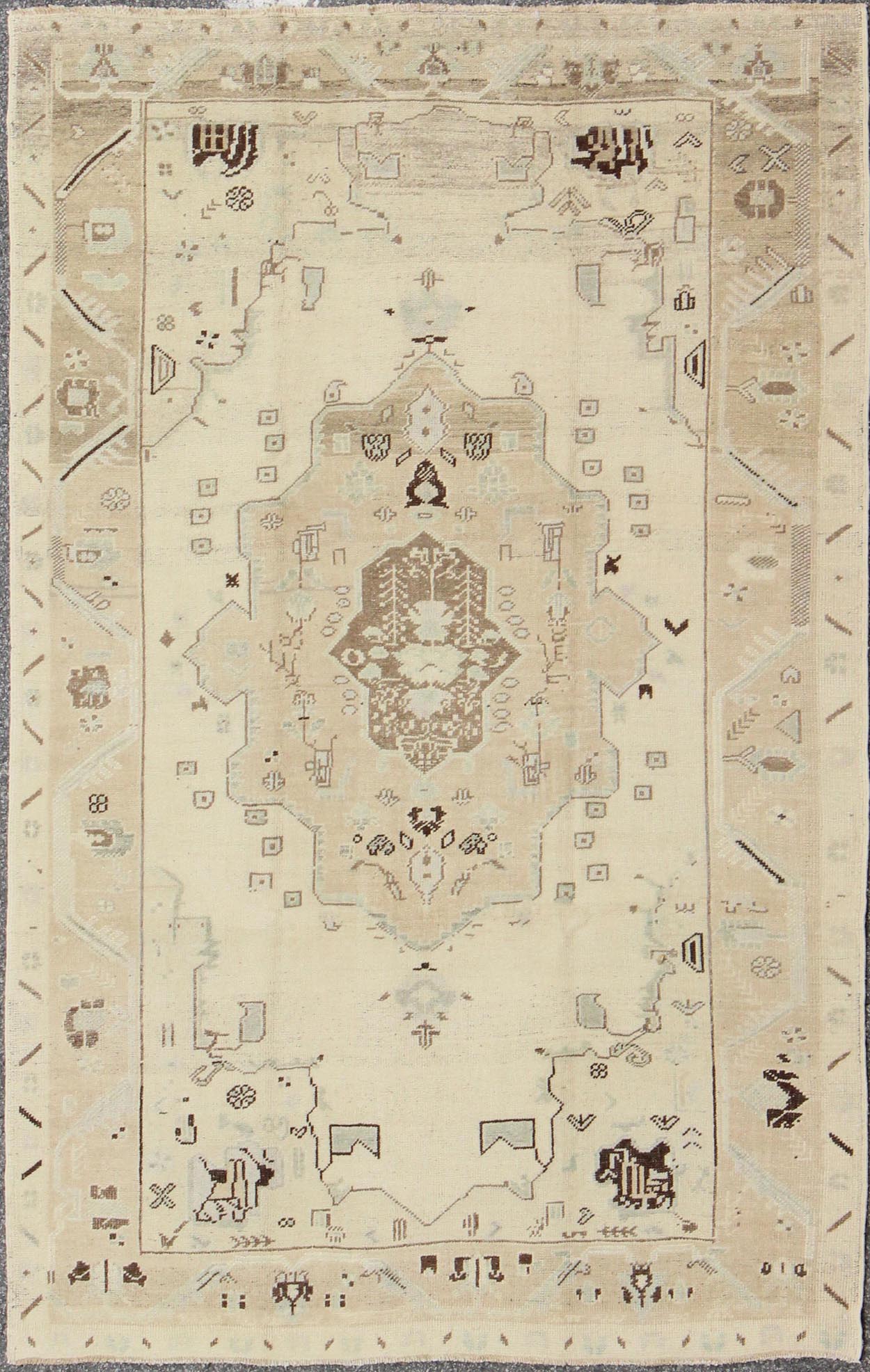 Ivory Background Vintage Turkish Oushak Rug with Tribal Medallion and Motifs kwarugs Ivory background vintage Turkish Oushak rug with tribal medallion and motifs, rug isa - 3394, country of origin / type: Turkey / Oushak, circa mid - 20th century. ... - Keivan Woven ArtsTU - ISA - 3394 - 5750Rug