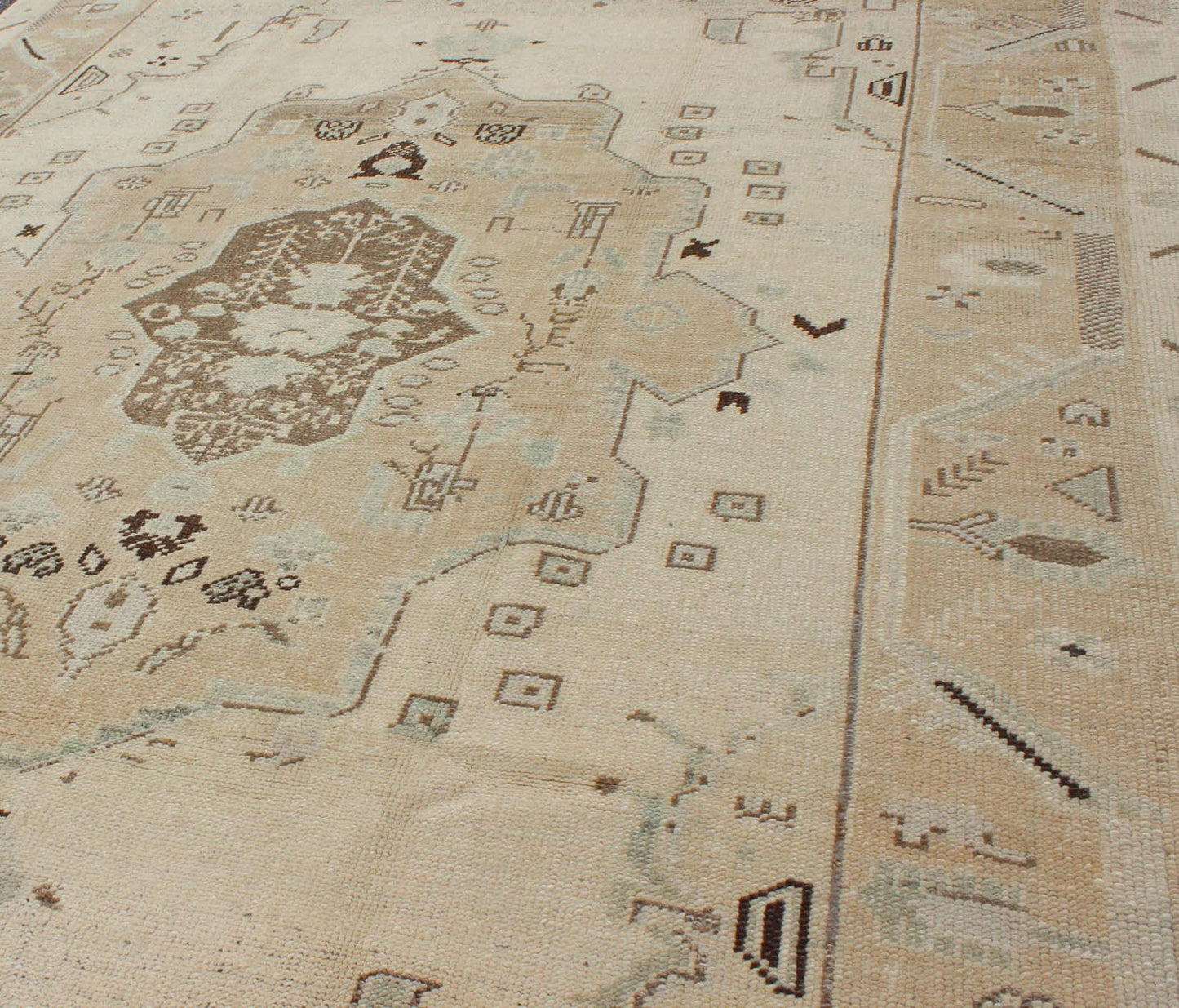 Ivory Background Vintage Turkish Oushak Rug with Tribal Medallion and Motifs kwarugs Ivory background vintage Turkish Oushak rug with tribal medallion and motifs, rug isa - 3394, country of origin / type: Turkey / Oushak, circa mid - 20th century. ... - Keivan Woven ArtsTU - ISA - 3394 - 5750Rug