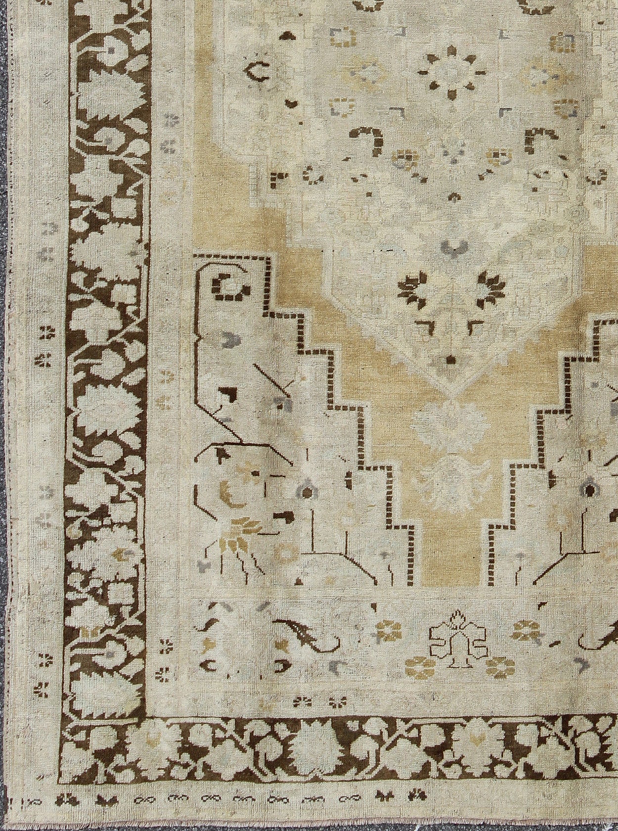Turkish Oushak Rug in Pale Yellow, Taupe and Brown Border. Keivan Woven Arts, rug/ TU - MTE - 95185. Mid 20 - th century , Turkey. This softly muted Oushak carpet rests beautifully upon a field of elegant golden taupe. A large medallion takes center ... - Keivan Woven ArtsTU - MTE - 95185 - 4976Rug