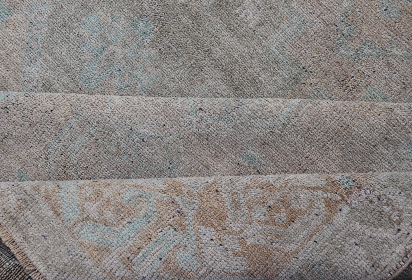 Measures: 5'0 x 9'7 Turkish Vintage Oushak Rug in Wool with Sub - Geometric Muted Medallion Design. Keivan Woven Arts / rug TU - MTU - 4667, country of origin / type: Turkey / Oushak, circa 1940. This Turkish Oushak rug has been hand - knotted in ... - Keivan Woven ArtsTU - MTU - 4667 - 22051Rug