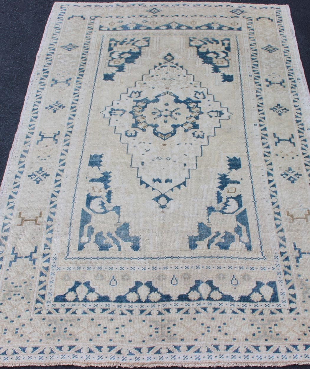 Vintage Hand Knotted Turkish Oushak Rug With Central Medallion in Blue and Cream Faded vintage Turkish Oushak rug with Central Medallion in cream and blue, rug TU - MTU - 4901, Keivan Woven Arts country of origin / type: Turkey / Oushak, circa 1940 ... - Keivan Woven ArtsTU - MTU - 4901 - 11847Rug