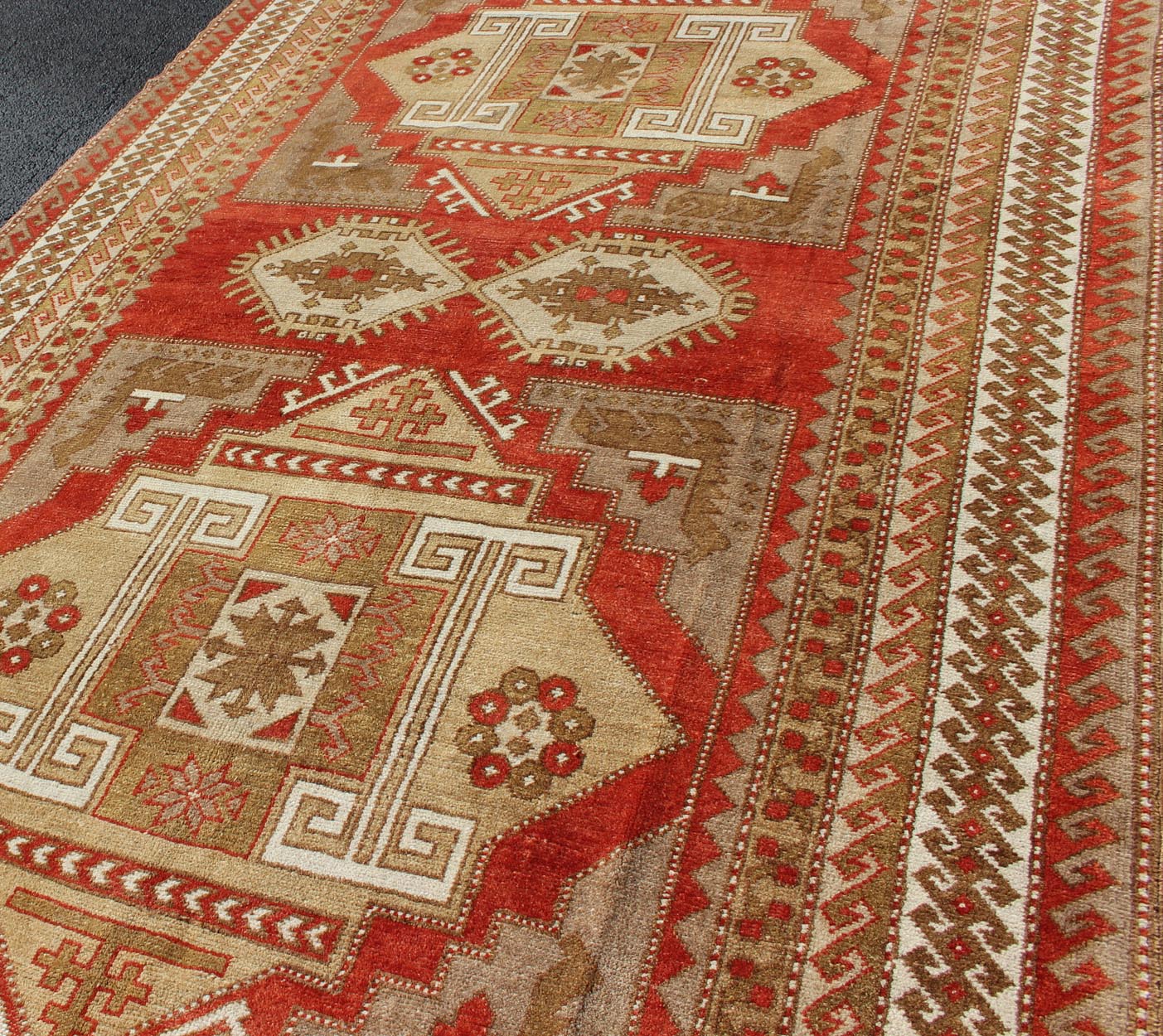 Geometric Design Vintage Turkish Oushak Rug in Beautiful Soft Red and Green Red tribal medallion design Oushak vintage rug from Turkey, rug tu - mtu - 4933, country of origin / type: Turkey / Oushak, circa 1930. Keivan Woven Arts This magnif... - Keivan Woven ArtsTU - MTU - 4933 - 11769Rug