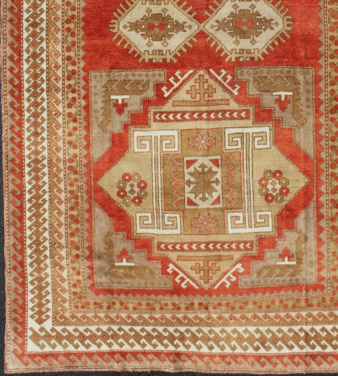 Geometric Design Vintage Turkish Oushak Rug in Beautiful Soft Red and Green Red tribal medallion design Oushak vintage rug from Turkey, rug tu - mtu - 4933, country of origin / type: Turkey / Oushak, circa 1930. Keivan Woven Arts This magnif... - Keivan Woven ArtsTU - MTU - 4933 - 11769Rug