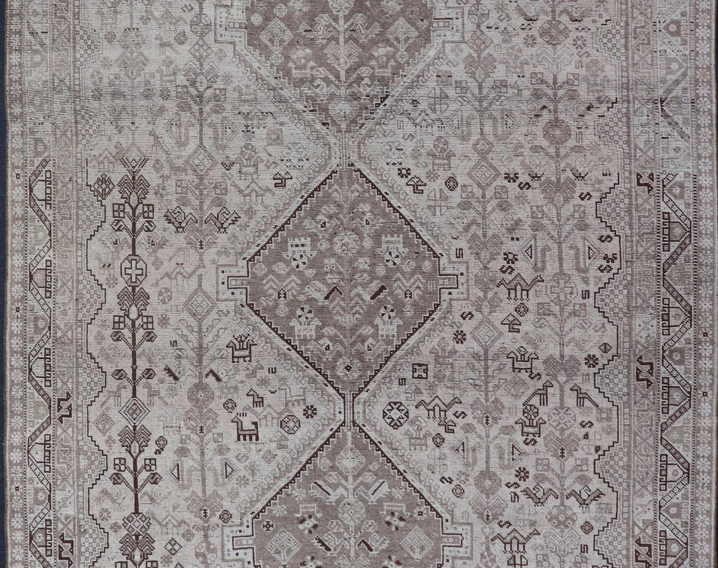 Persian Shiraz rug with vertical sub - geometric medallions in earth tones. rug TU - MTU - 4970, country of origin / type: Iran / Shiraz, circa 1920 Keivan Woven Arts Measures: 7'0 x 10'0 - Keivan Woven ArtsTU - MTU - 4970 - 19214Rug