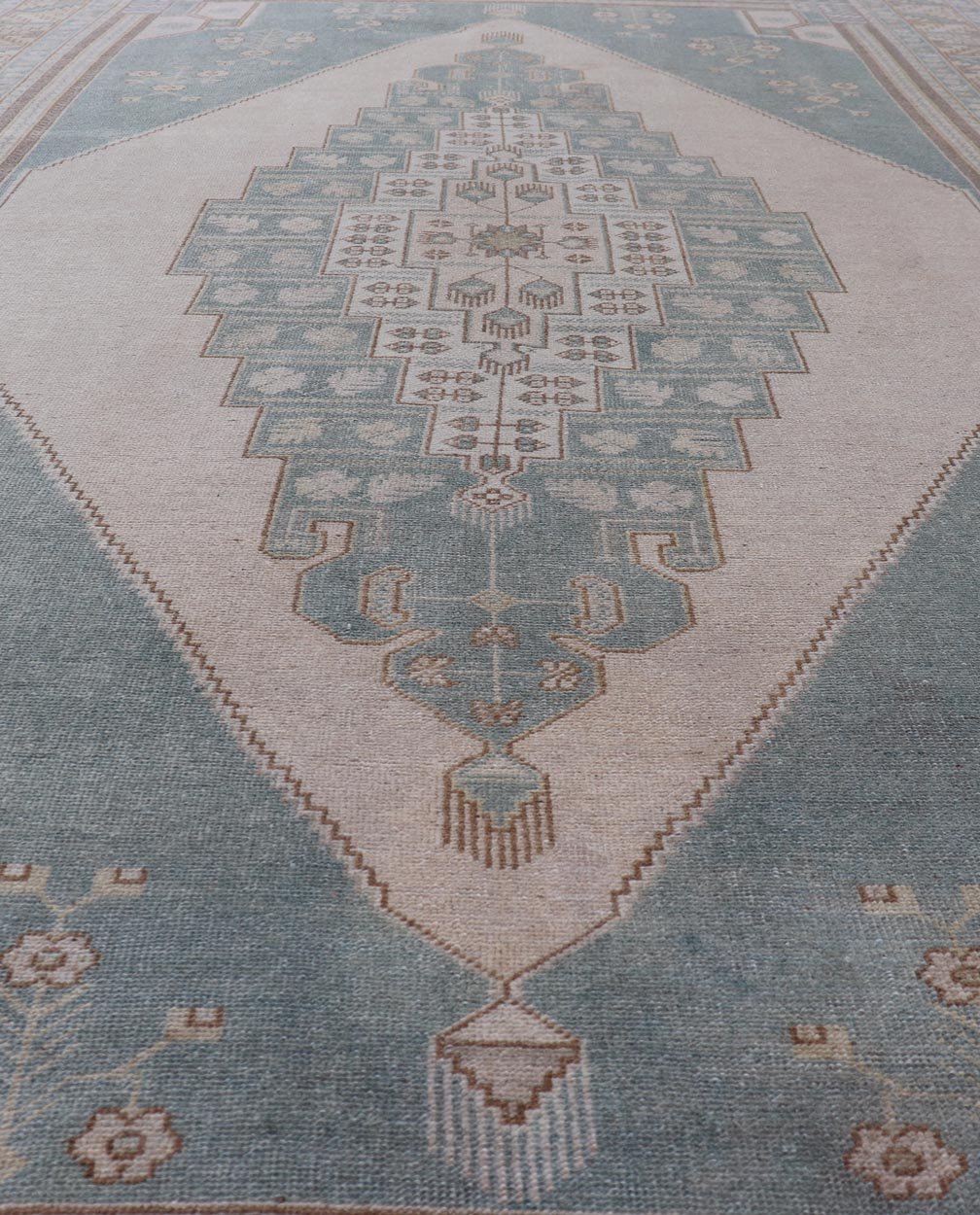 Large Vintage Turkish Oushak Rug with Central Medallion in Blue and Cream Faded vintage Turkish Oushak rug with Central Medallion in cream and blue, rug TU - MTU - 6011, country of origin / type: Turkey / Oushak, circa 1940 This sublime a... - Keivan Woven ArtsTU - MTU - 6011 - 19220Rug