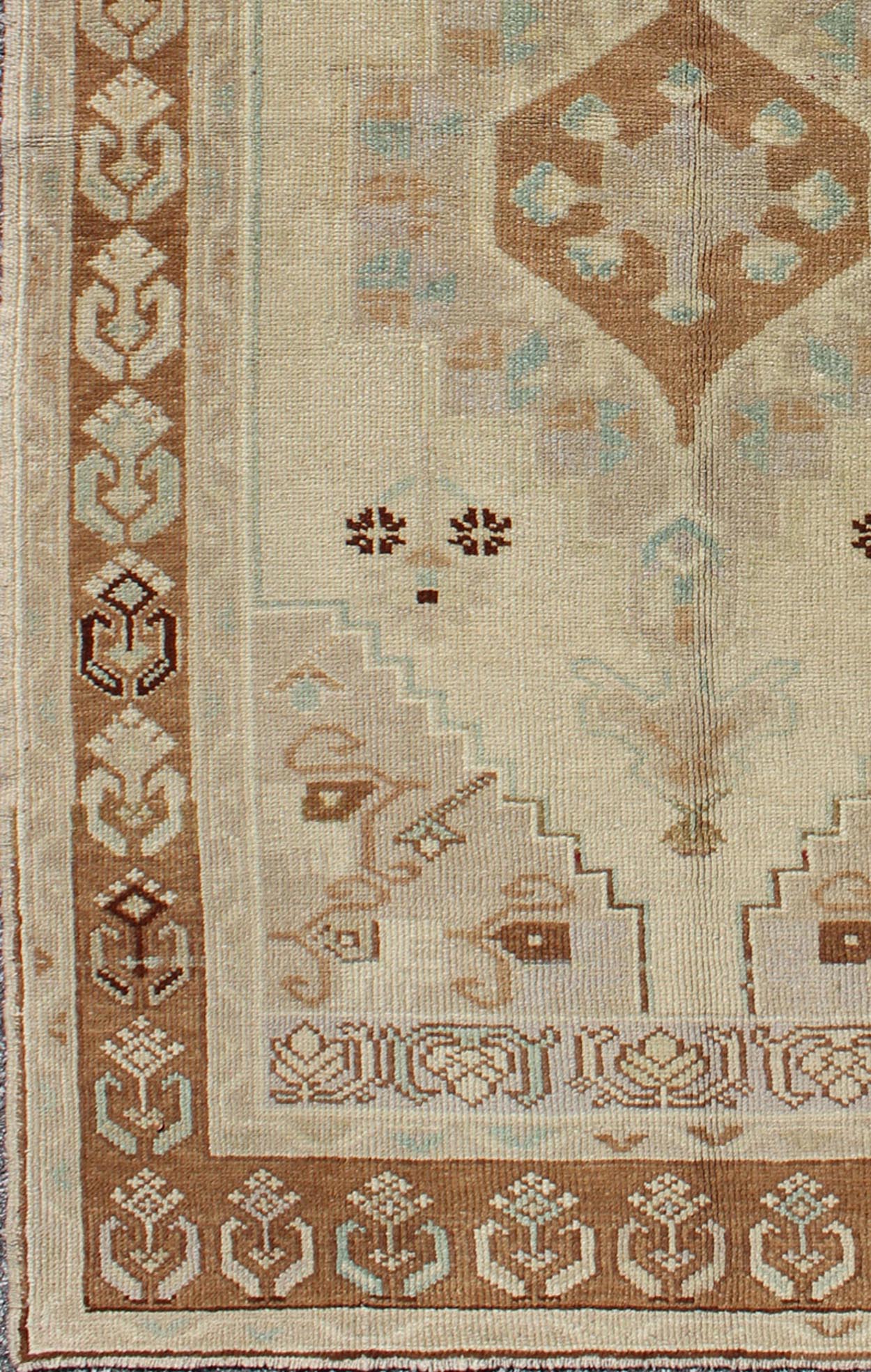 Center Medallion Vintage Turkish Oushak Rug in Brown, Taupe, Ivory, Gray, rug mtu - 95051, country of origin / type: Turkey / Oushak, circa mid - 20th century This vintage Turkish Oushak rug (circa mid - 20th century) features a unique blend of colors... - Keivan Woven ArtsTU - MTU - 95051 - 3688Rug