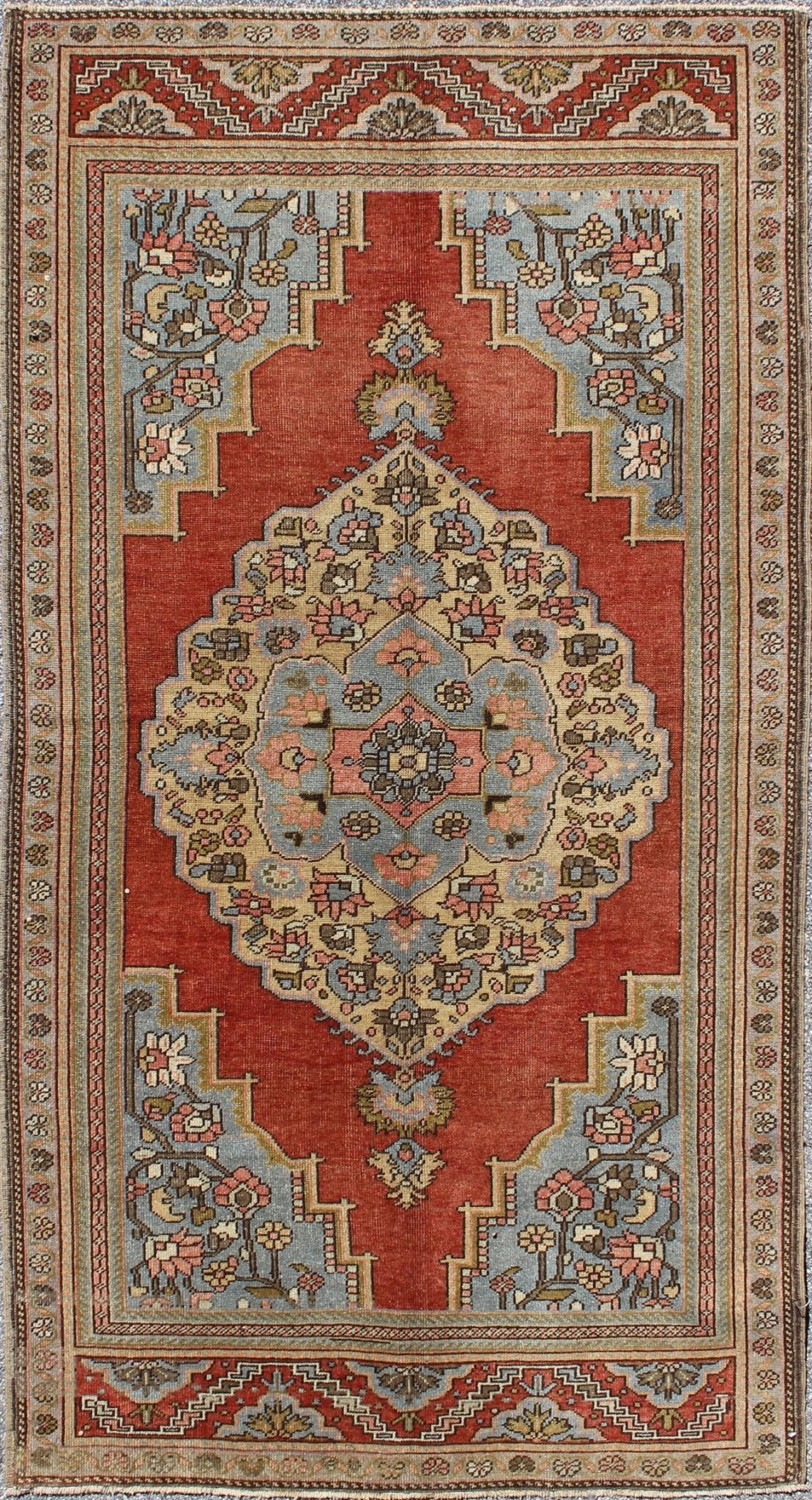 Floral Mid - Century Vintage Turkish Oushak Rug with Medallion in Red, Blue, Cream, rug mtu - 95174, country of origin / type: Turkey / Oushak, circa mid - 20th century This vintage Turkish Oushak rug (circa mid - 20th century) features a unique blend o... - Keivan Woven ArtsTU - MTU - 95174 - 4572Rug