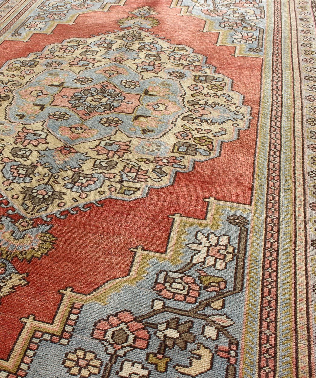 Floral Mid - Century Vintage Turkish Oushak Rug with Medallion in Red, Blue, Cream, rug mtu - 95174, country of origin / type: Turkey / Oushak, circa mid - 20th century This vintage Turkish Oushak rug (circa mid - 20th century) features a unique blend o... - Keivan Woven ArtsTU - MTU - 95174 - 4572Rug