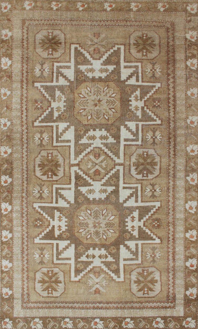 Double starburst design Oushak rug from Turkey in natural colors, rug sim - 136052, country of origin / Type: Turkey / Oushak, circa 1940 This Turkish Oushak carpet features two central starburst pendants in ivory, green, taupe, and various shades... - Keivan Woven ArtsTU - SIM - 136052 - 4624Rug