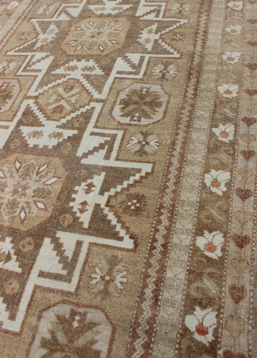 Double starburst design Oushak rug from Turkey in natural colors, rug sim - 136052, country of origin / Type: Turkey / Oushak, circa 1940 This Turkish Oushak carpet features two central starburst pendants in ivory, green, taupe, and various shades... - Keivan Woven ArtsTU - SIM - 136052 - 4624Rug