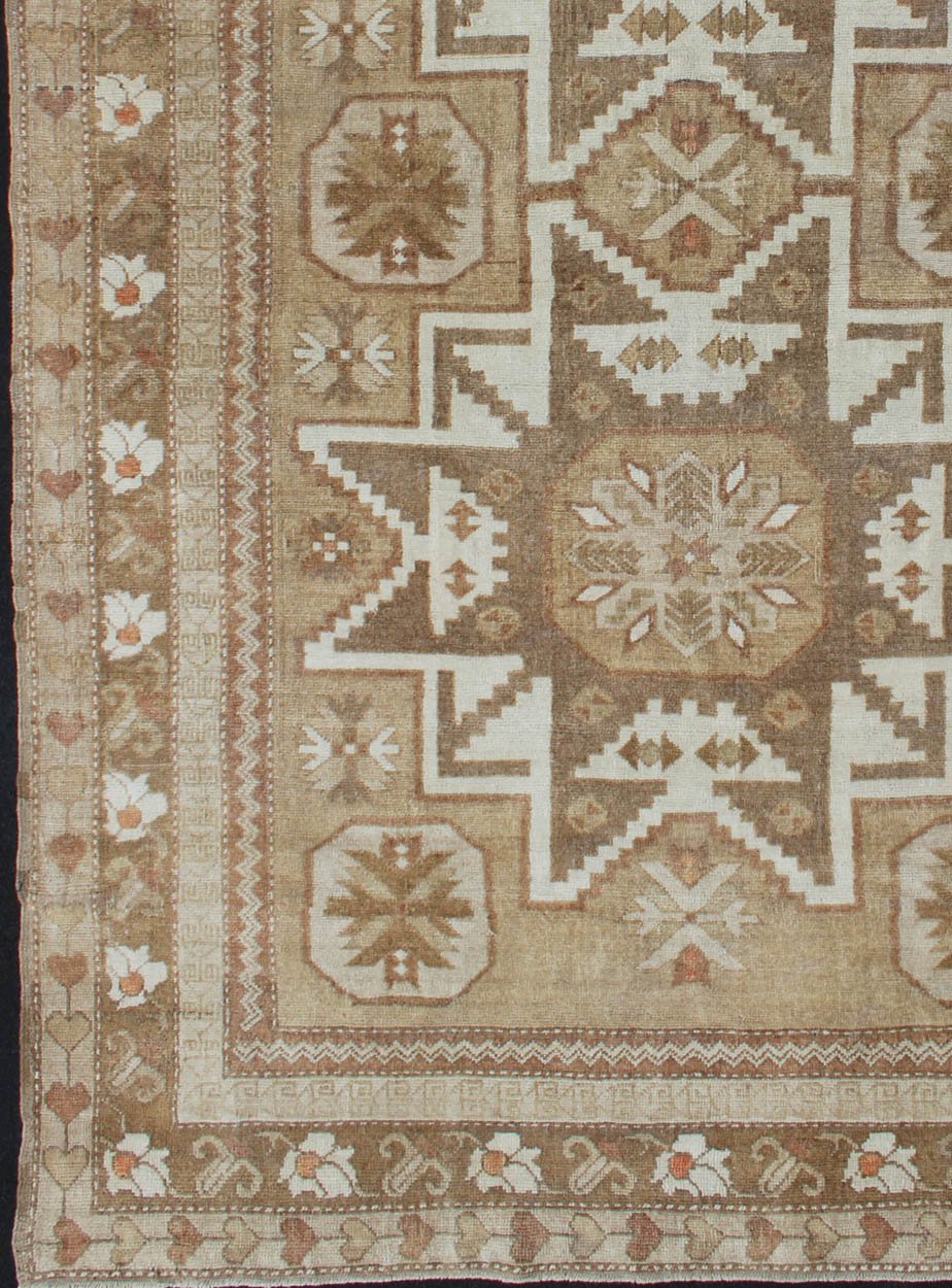 Double starburst design Oushak rug from Turkey in natural colors, rug sim - 136052, country of origin / Type: Turkey / Oushak, circa 1940 This Turkish Oushak carpet features two central starburst pendants in ivory, green, taupe, and various shades... - Keivan Woven ArtsTU - SIM - 136052 - 4624Rug