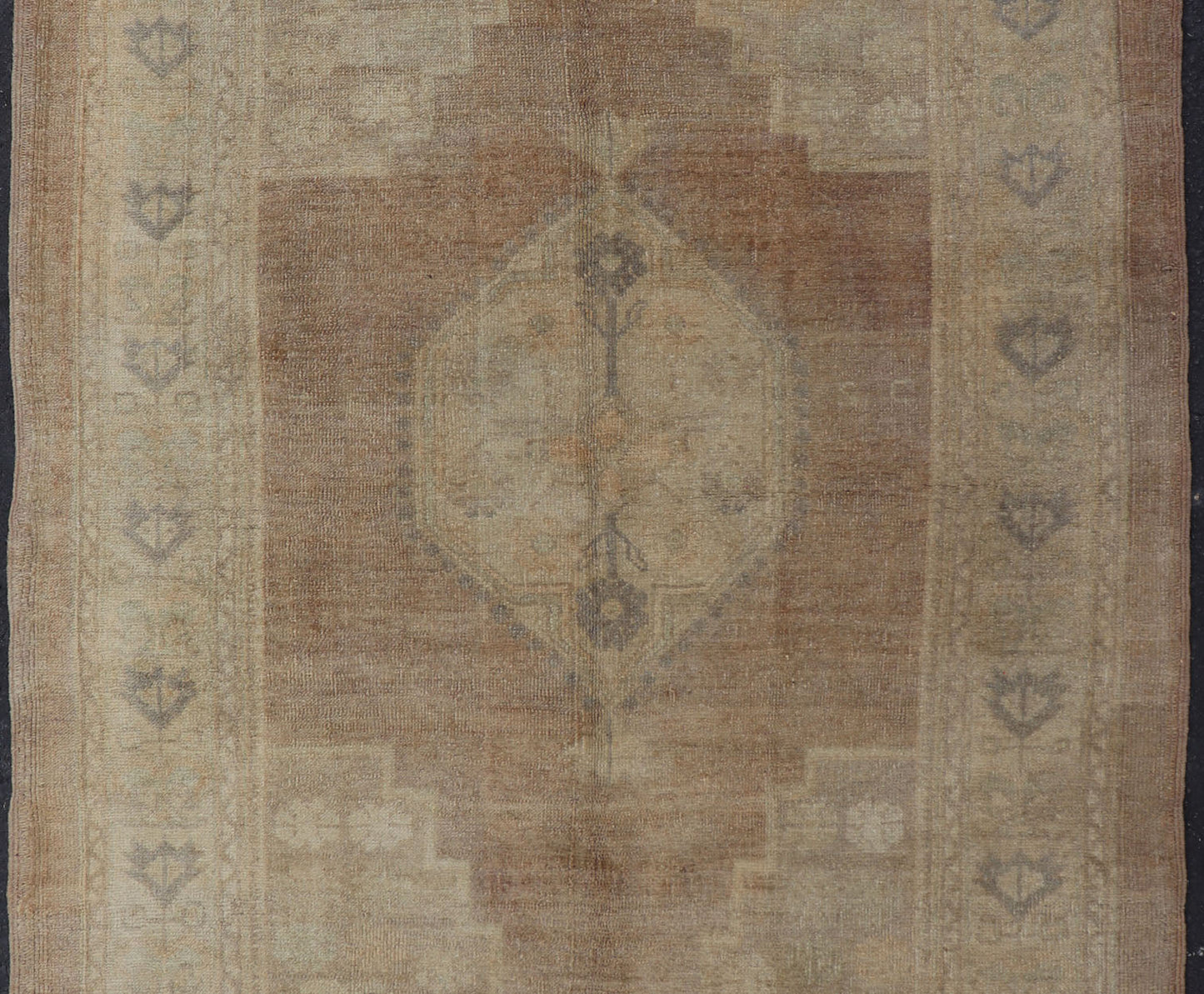 Vintage Oushak Rug rug with Mocha Color and Pale Neutral Tones. Vintage Turkish Oushak with Mocha color, Keivan Woven Arts / rug TU - TRS - 136505, country of origin / type: Turkey / Oushak, circa mid - 20th century. Vintage Oushak Rug rug with... - Keivan Woven ArtsTU - TRS - 136505 - 5078Rug