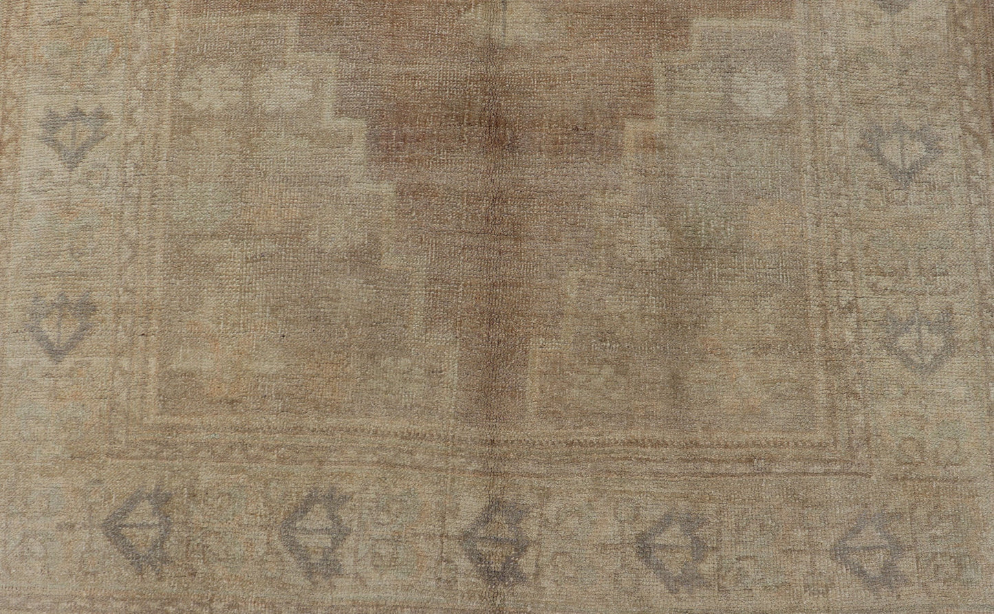 Vintage Oushak Rug rug with Mocha Color and Pale Neutral Tones. Vintage Turkish Oushak with Mocha color, Keivan Woven Arts / rug TU - TRS - 136505, country of origin / type: Turkey / Oushak, circa mid - 20th century. Vintage Oushak Rug rug with... - Keivan Woven ArtsTU - TRS - 136505 - 5078Rug