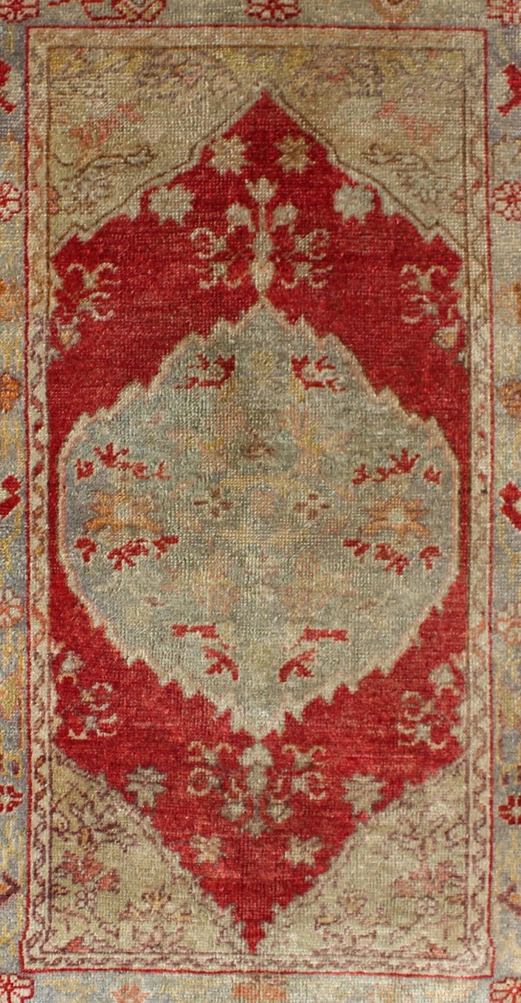Floral Mid - Century Vintage Turkish Oushak Rug with Medallion in Red and Gray Measures: 2'7'' x 4'6''. This vintage Turkish Oushak rug (circa mid - 20th century) features a unique blend of colors and an intricately beautiful design. The central ... - Keivan Woven ArtsTU - TRS - 4637 - 7747Rug