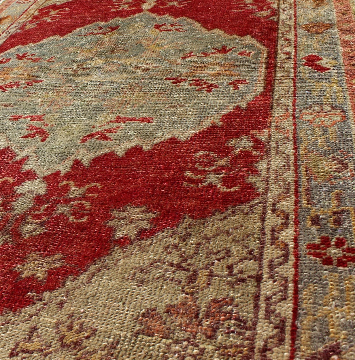 Floral Mid - Century Vintage Turkish Oushak Rug with Medallion in Red and Gray Measures: 2'7'' x 4'6''. This vintage Turkish Oushak rug (circa mid - 20th century) features a unique blend of colors and an intricately beautiful design. The central ... - Keivan Woven ArtsTU - TRS - 4637 - 7747Rug
