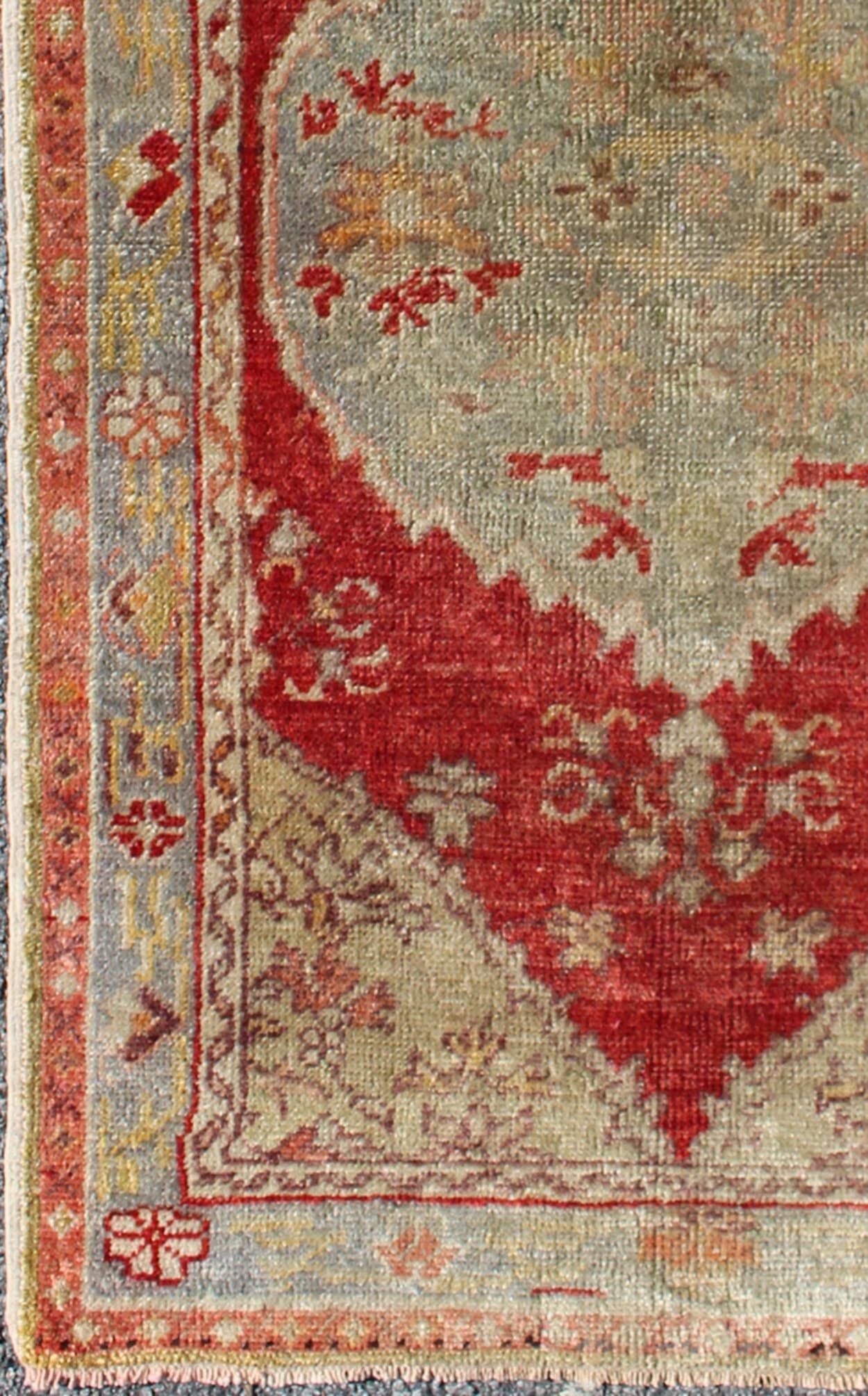 Floral Mid - Century Vintage Turkish Oushak Rug with Medallion in Red and Gray Measures: 2'7'' x 4'6''. This vintage Turkish Oushak rug (circa mid - 20th century) features a unique blend of colors and an intricately beautiful design. The central ... - Keivan Woven ArtsTU - TRS - 4637 - 7747Rug