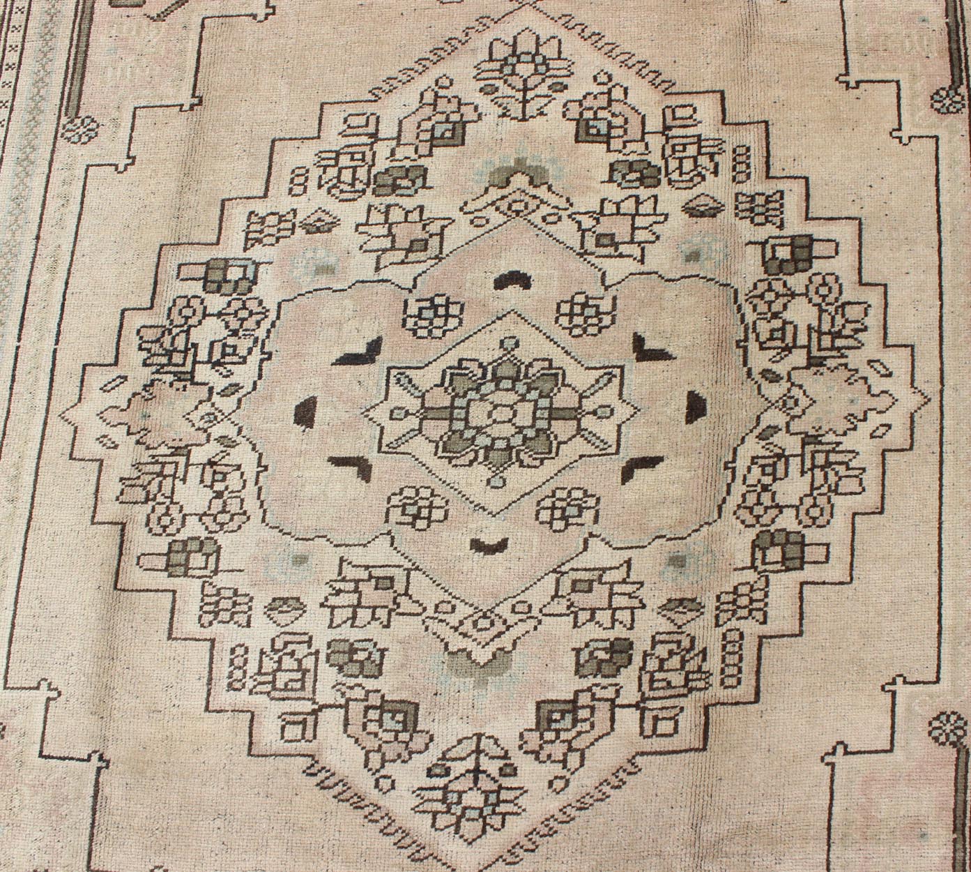 Vintage Turkish Oushak Rug with Center Medallion Design in Earthy Colors This striking vintage Turkish Oushak rug bears a neutral beige colored body that is highlighted by a dazzling design drawn in darker neutral earth tones. A large - scale med... - Keivan Woven ArtsTU - UGU - 136012 - 4680Rug