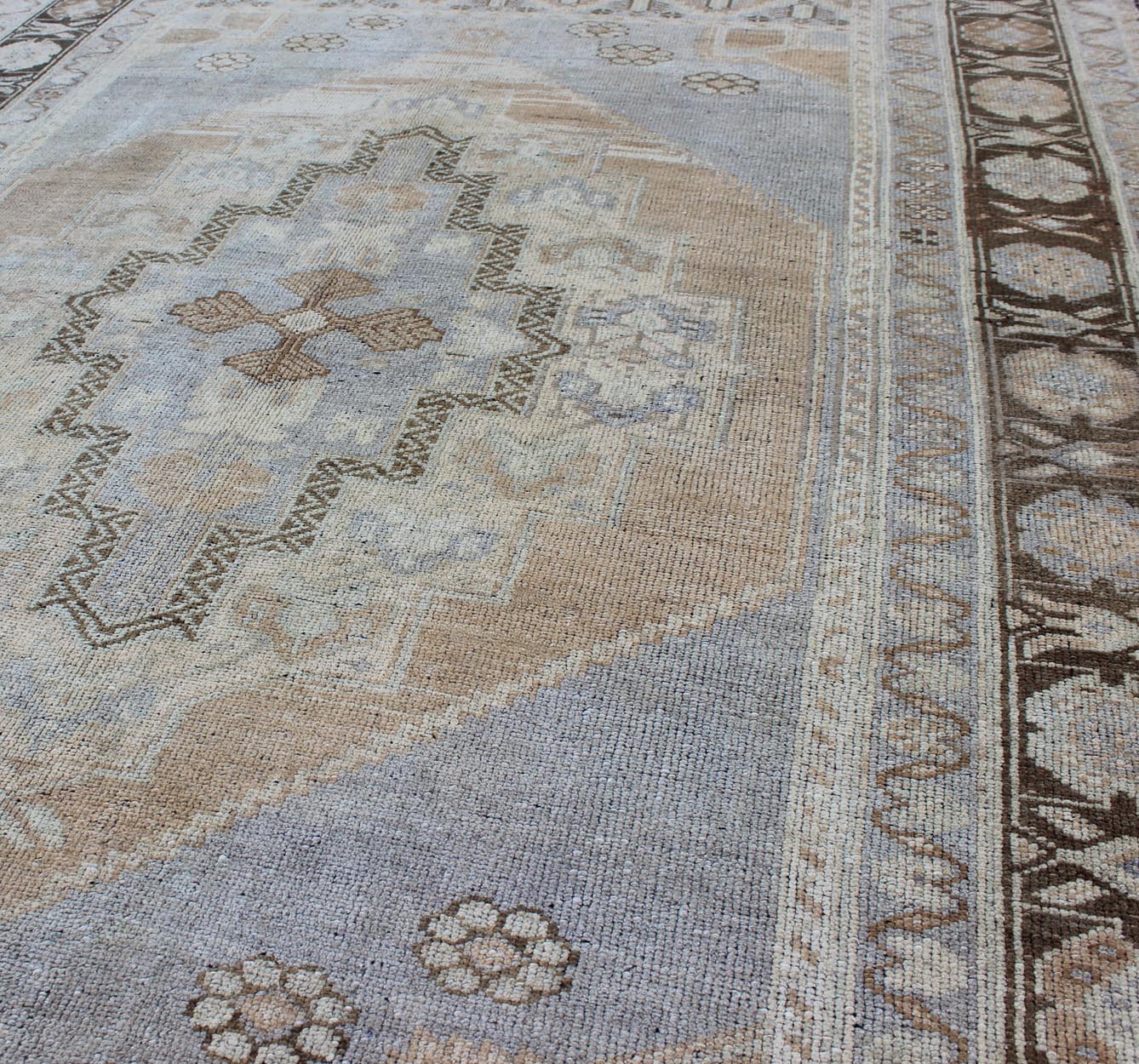 Periwinkle blue and tan vintage Turkish Oushak rug with layered medallion, Keivan Woven Arts / rug tu - ugu - 95167, country of origin / type: Turkey / Oushak, circa 1940s Periwinkle Blue and Tan Vintage hand Knotted Turkish Oushak Rug With Layered ... - Keivan Woven ArtsTU - UGU - 95167 - 4656Rug