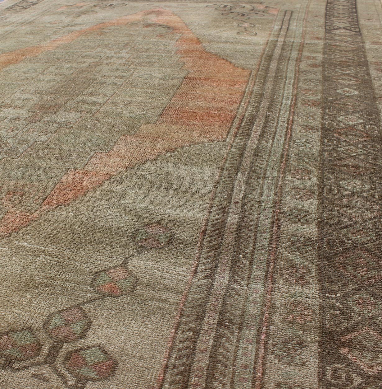 1940s Taupe Vintage Oushak Rug from Turkey with Light Salmon / Coral Medallion 1940s taupe vintage Oushak rug from Turkey with light salmon / coral medallion, rug tu - vey - 129441, country of origin / type: Turkey / Oushak, circa 1940 This ... - Keivan Woven ArtsTU - VEY - 129441 - 3610Rug