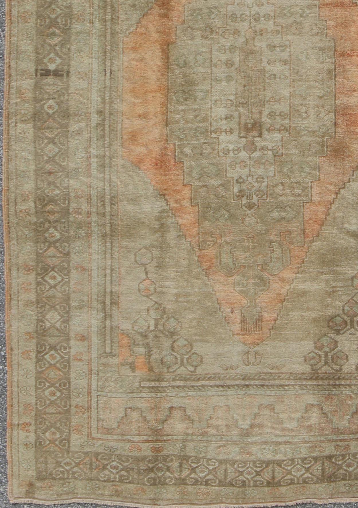 1940s Taupe Vintage Oushak Rug from Turkey with Light Salmon / Coral Medallion 1940s taupe vintage Oushak rug from Turkey with light salmon / coral medallion, rug tu - vey - 129441, country of origin / type: Turkey / Oushak, circa 1940 This ... - Keivan Woven ArtsTU - VEY - 129441 - 3610Rug