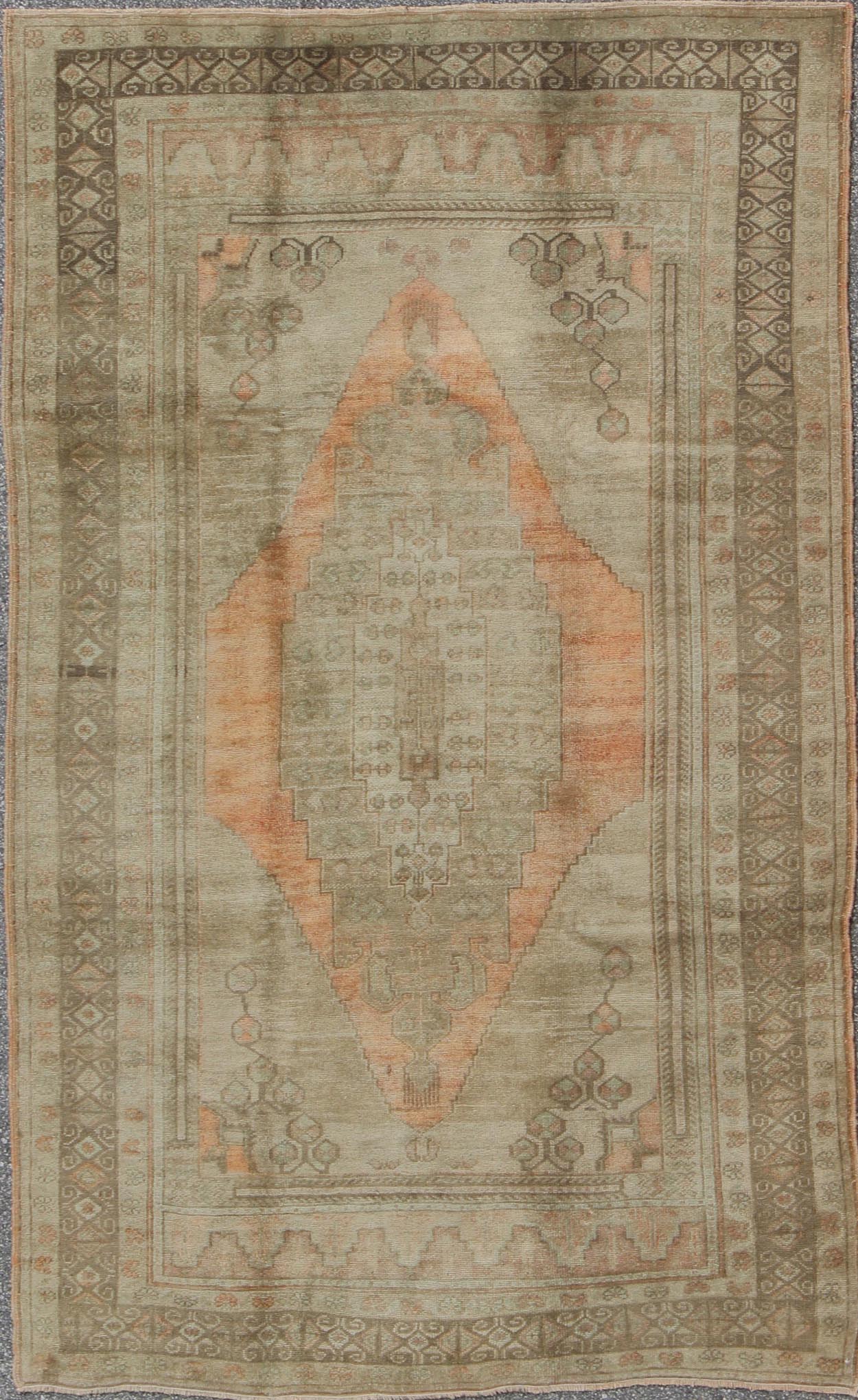 1940s Taupe Vintage Oushak Rug from Turkey with Light Salmon / Coral Medallion 1940s taupe vintage Oushak rug from Turkey with light salmon / coral medallion, rug tu - vey - 129441, country of origin / type: Turkey / Oushak, circa 1940 This ... - Keivan Woven ArtsTU - VEY - 129441 - 3610Rug