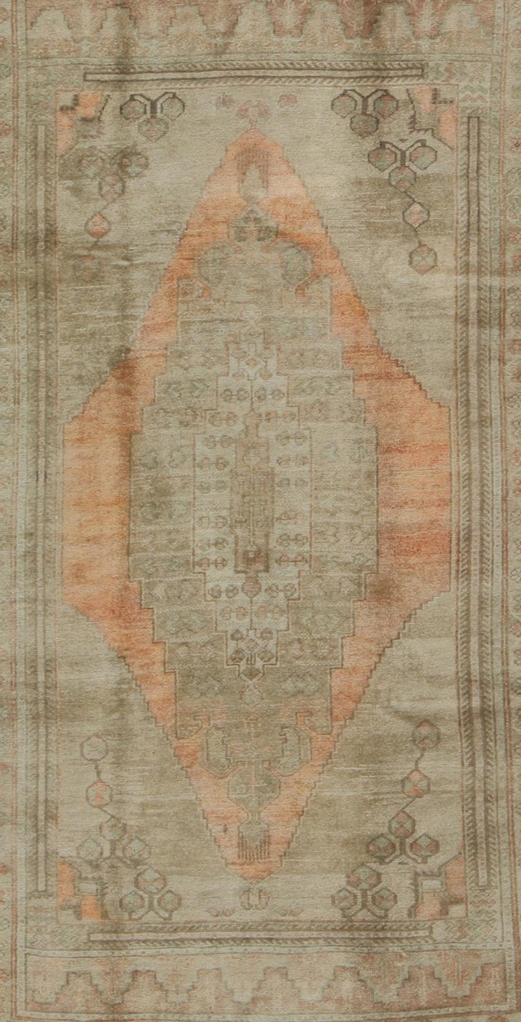 1940s Taupe Vintage Oushak Rug from Turkey with Light Salmon / Coral Medallion 1940s taupe vintage Oushak rug from Turkey with light salmon / coral medallion, rug tu - vey - 129441, country of origin / type: Turkey / Oushak, circa 1940 This ... - Keivan Woven ArtsTU - VEY - 129441 - 3610Rug
