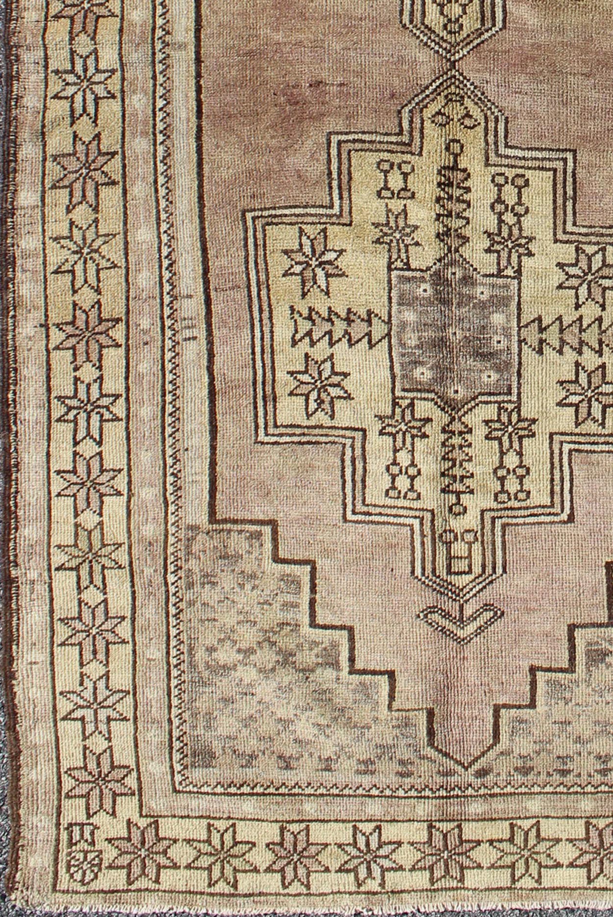 Duel Medallion vintage Oushak rug from Turkey, Keivan Woven Arts/ rug /TU - VEY - 136538, country of origin / type: Turkey / Oushak, circa 1940 Measures: 3'9 x 7'6. This vintage Turkish Oushak rug features a dual medallion design, with small ... - Keivan Woven ArtsTU - VEY - 136538 - 5122Rug