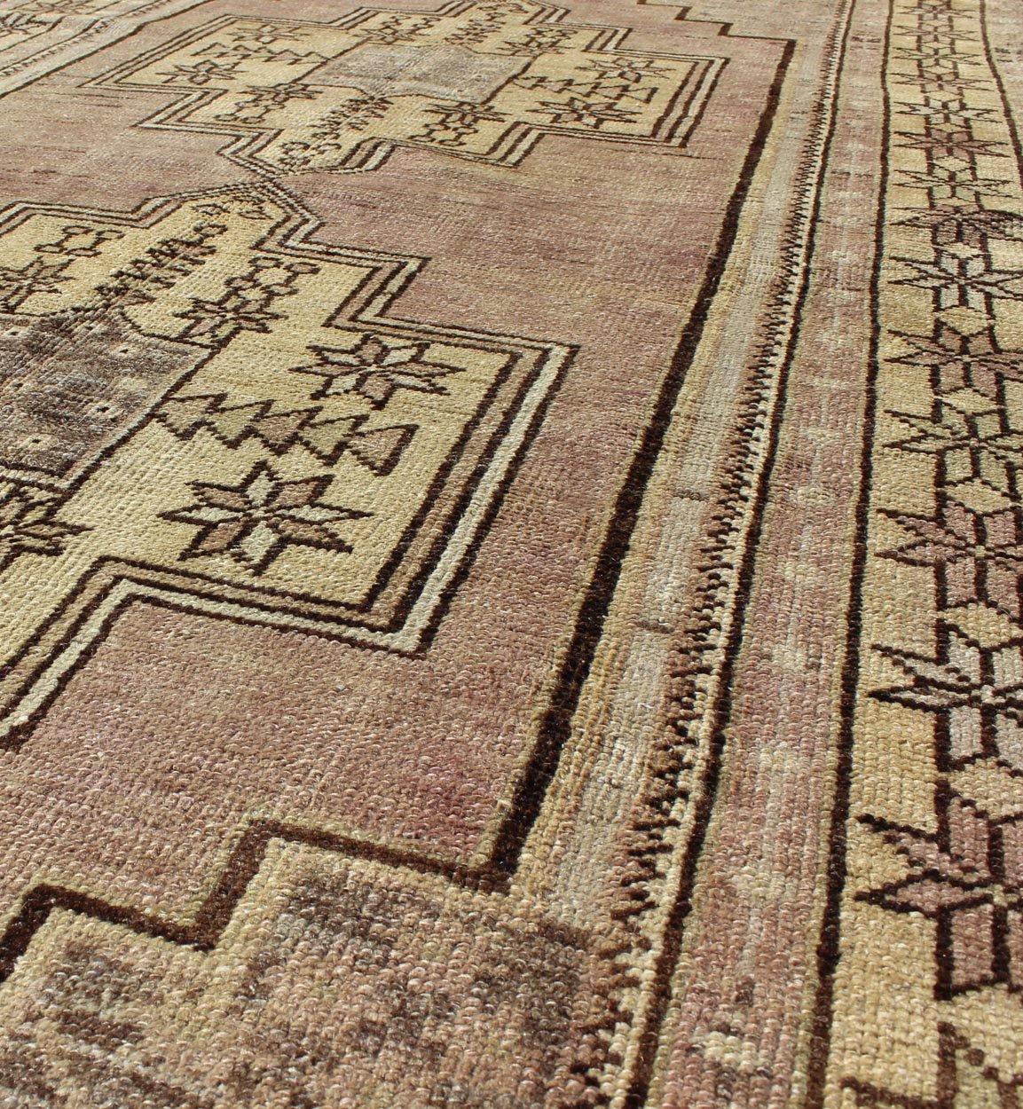 Duel Medallion vintage Oushak rug from Turkey, Keivan Woven Arts/ rug /TU - VEY - 136538, country of origin / type: Turkey / Oushak, circa 1940 Measures: 3'9 x 7'6. This vintage Turkish Oushak rug features a dual medallion design, with small ... - Keivan Woven ArtsTU - VEY - 136538 - 5122Rug