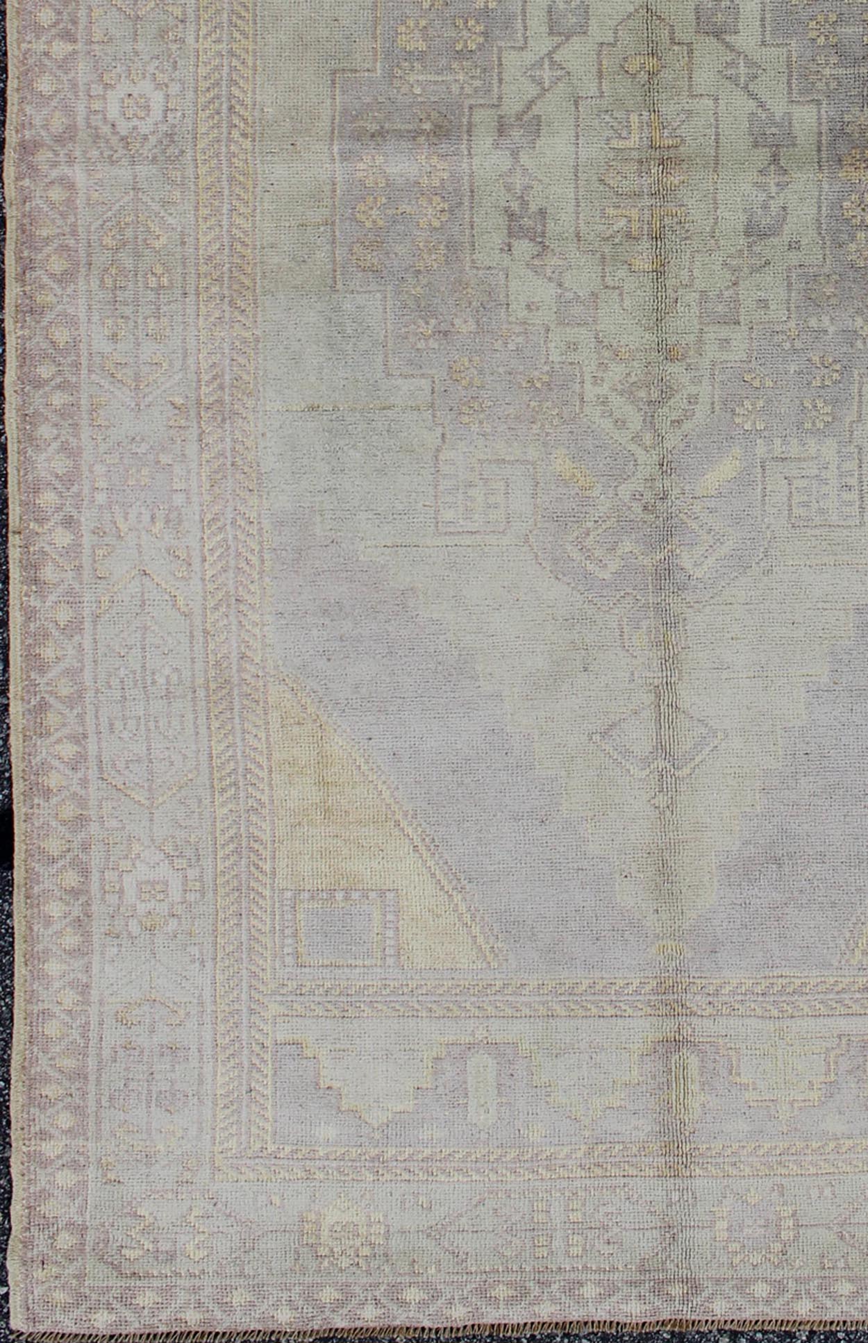 Geometric medallion design Oushak rug vintage from Turkey in muted tones, rug tu - vey - 3475, country of origin / type: Turkey / Oushak, circa 1940. This striking vintage Turkish Oushak rug bears a cream body that is highlighted by a dazzling medal... - Keivan Woven ArtsTU - VEY - 3475 - 6943Rug