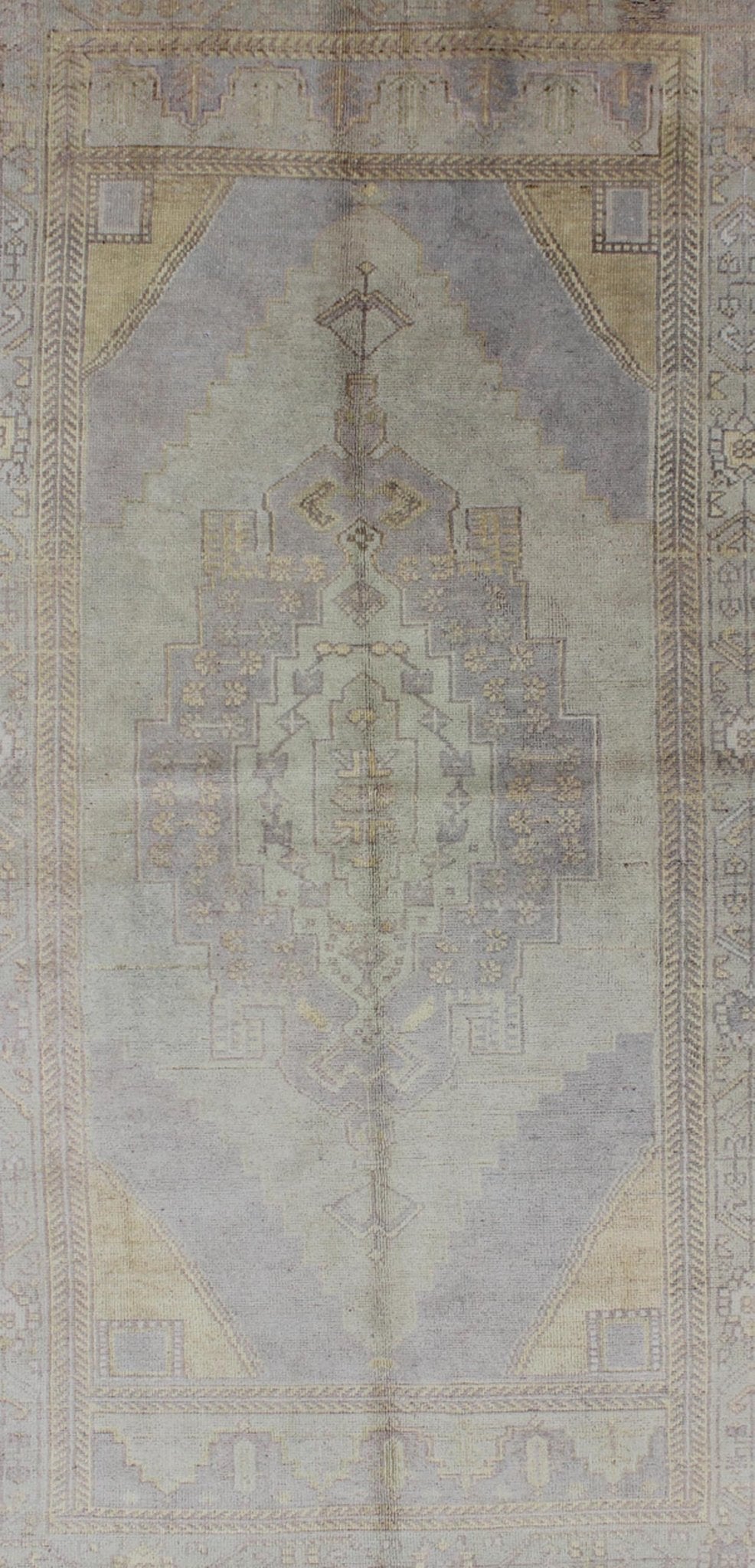 Geometric medallion design Oushak rug vintage from Turkey in muted tones, rug tu - vey - 3475, country of origin / type: Turkey / Oushak, circa 1940. This striking vintage Turkish Oushak rug bears a cream body that is highlighted by a dazzling medal... - Keivan Woven ArtsTU - VEY - 3475 - 6943Rug