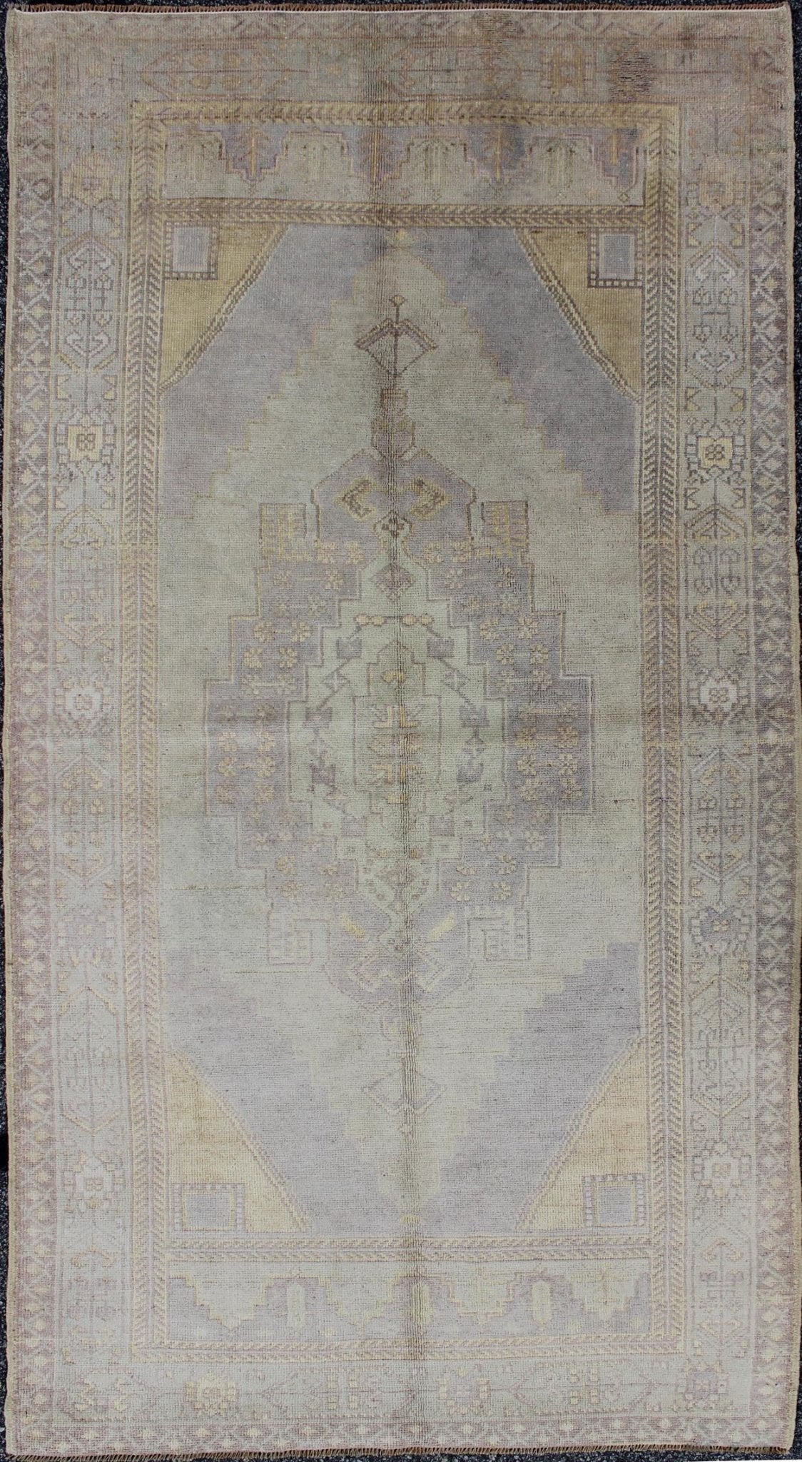 Geometric medallion design Oushak rug vintage from Turkey in muted tones, rug tu - vey - 3475, country of origin / type: Turkey / Oushak, circa 1940. This striking vintage Turkish Oushak rug bears a cream body that is highlighted by a dazzling medal... - Keivan Woven ArtsTU - VEY - 3475 - 6943Rug