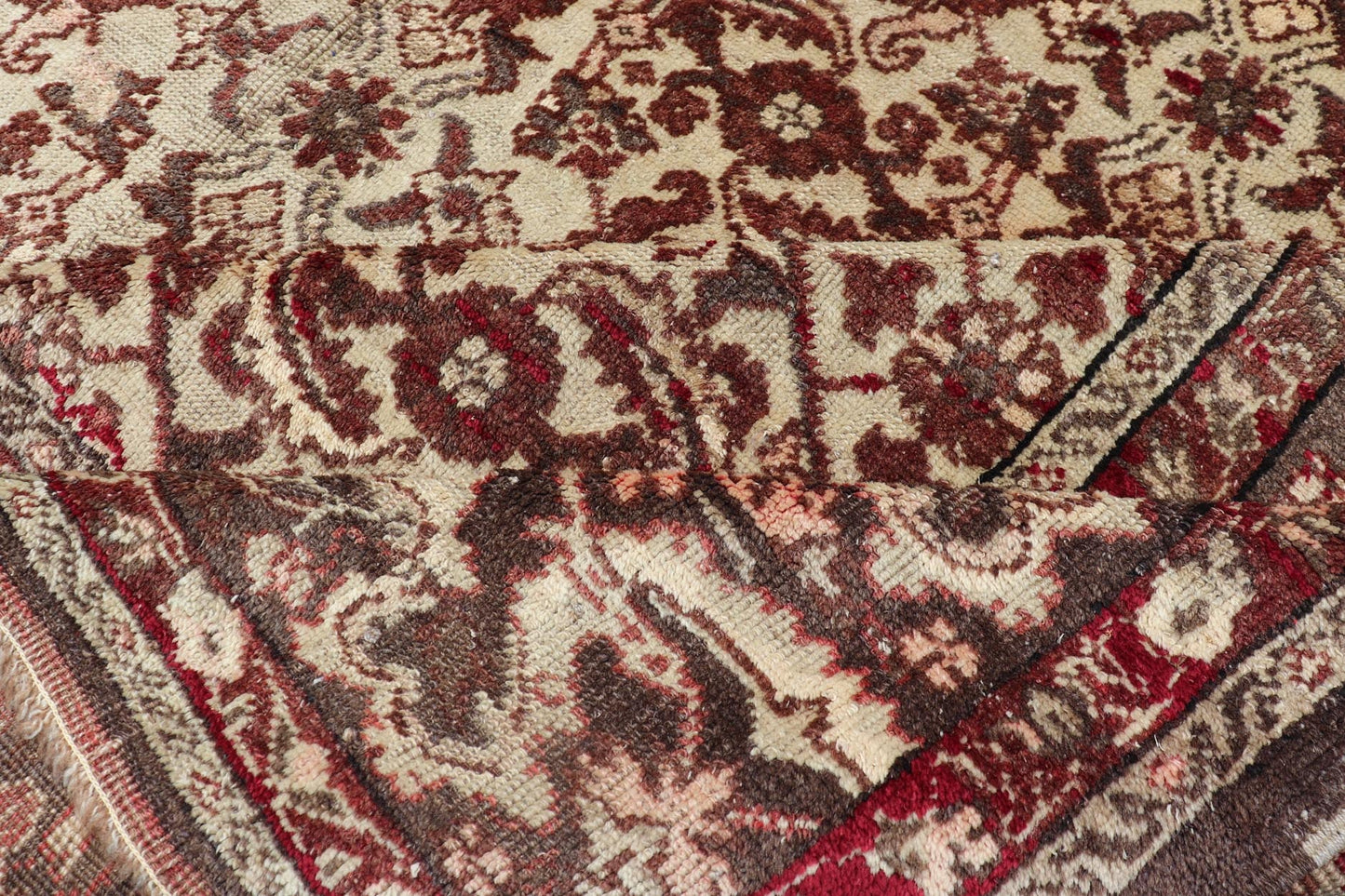 Antique Turkish Sivas Rug with Tan Background and Maroon, Eggplant, Brown Color. Stylized antique Turkish Sivas rug with Ivory background and maroon, Eggplant, Brown Colors rug V21 - 0601, country of origin / type: Turkey / Sivas, circa 1920 S... - Keivan Woven ArtsV21 - 0601 - 16498Rug