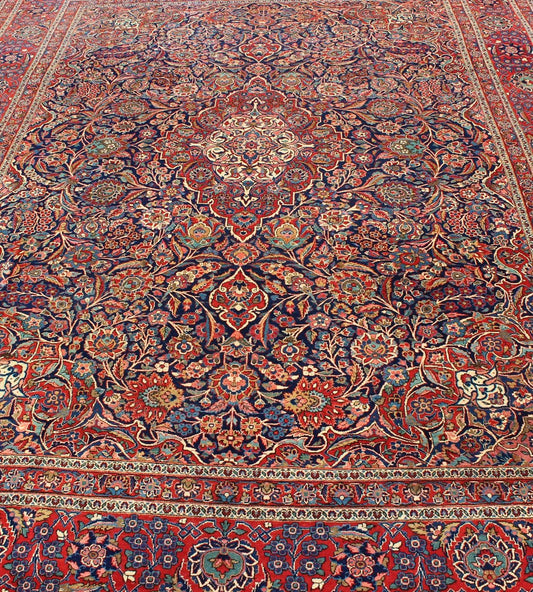 Fine Kashan Red and blue antique Persian Manchester Kashan rug with Arabesque blossom design, rug 11 - 90401, country of origin / type: Iran / Kashan, circa 1910 Gorgeous antique rug (circa 1910). Madder red and indigo blue set the attractive col... - Keivan Woven Arts11 - 90401 - 207Rug