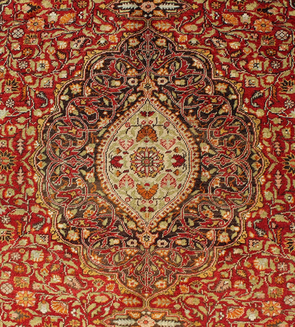 Early 20th Century Turkish Sivas Colorful Rug with Layered Medallion and Flowers. Gorgeous early 20th century Turkish antique Sivas rug with layered medallion and flowers, Keivan Woven Arts / rug 13 - 0104, country of origin / type: Turkey / Ousha... - Keivan Woven Arts13 - 0104 - 3764Rug