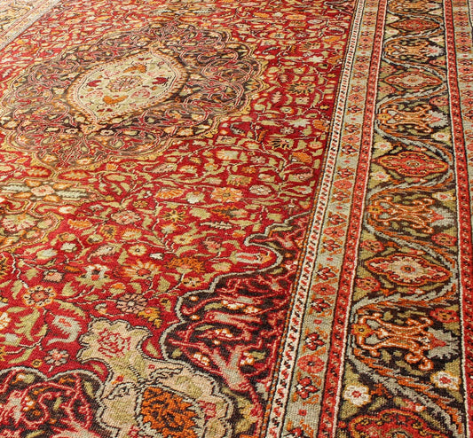 Early 20th Century Turkish Sivas Colorful Rug with Layered Medallion and Flowers. Gorgeous early 20th century Turkish antique Sivas rug with layered medallion and flowers, Keivan Woven Arts / rug 13 - 0104, country of origin / type: Turkey / Ousha... - Keivan Woven Arts13 - 0104 - 3764Rug