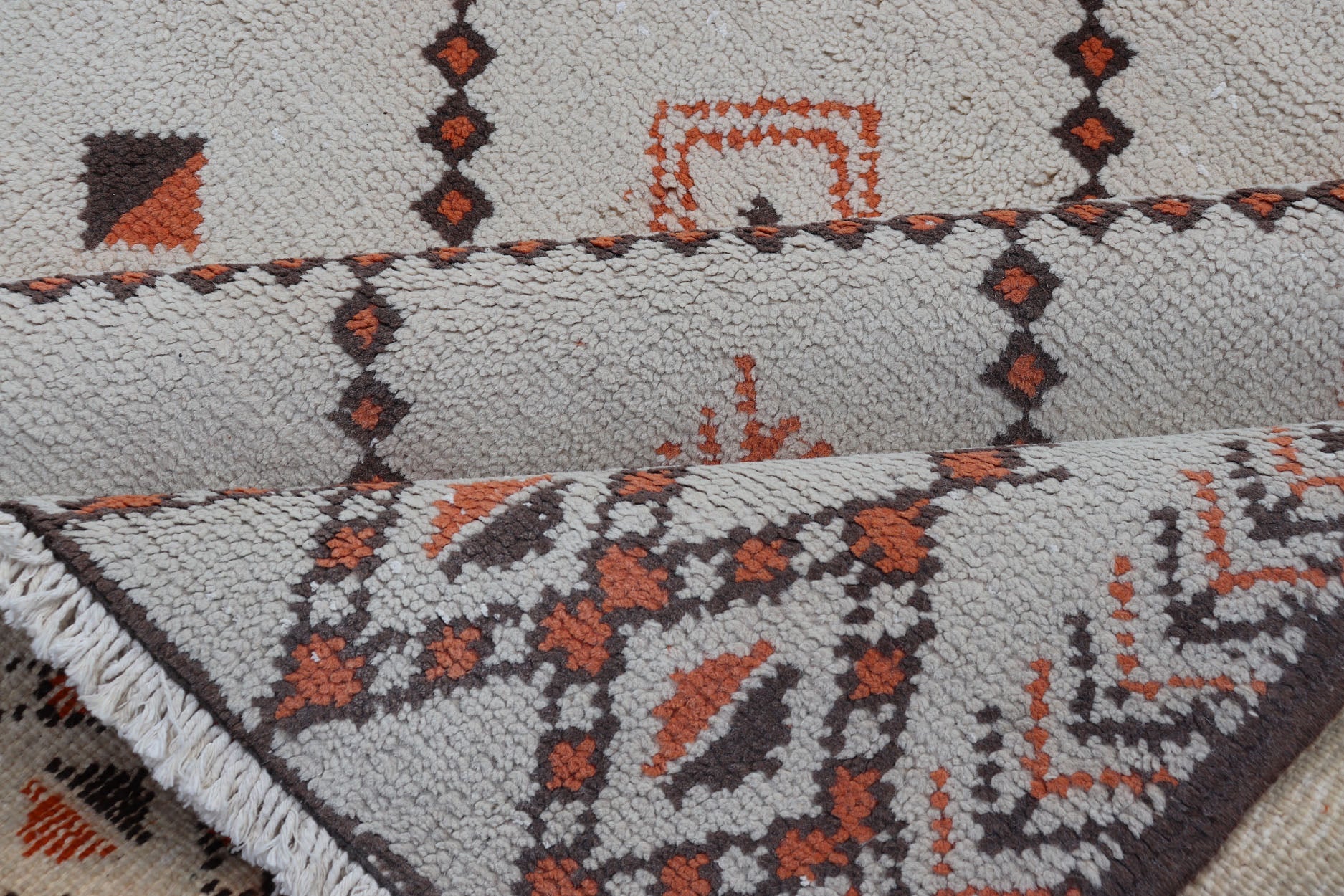 Large Vintage Moroccan Rug in Diamond Design With Ivory, Orange, and Brown Outlines. Keivan Woven Arts / Rug / 13 - 0505, Mid - 20th Century Morocco. This Moroccan rug has an all - over geometric pattern with brown and orange outlines. The colors... - Keivan Woven Arts13 - 0505 - 4210Rug