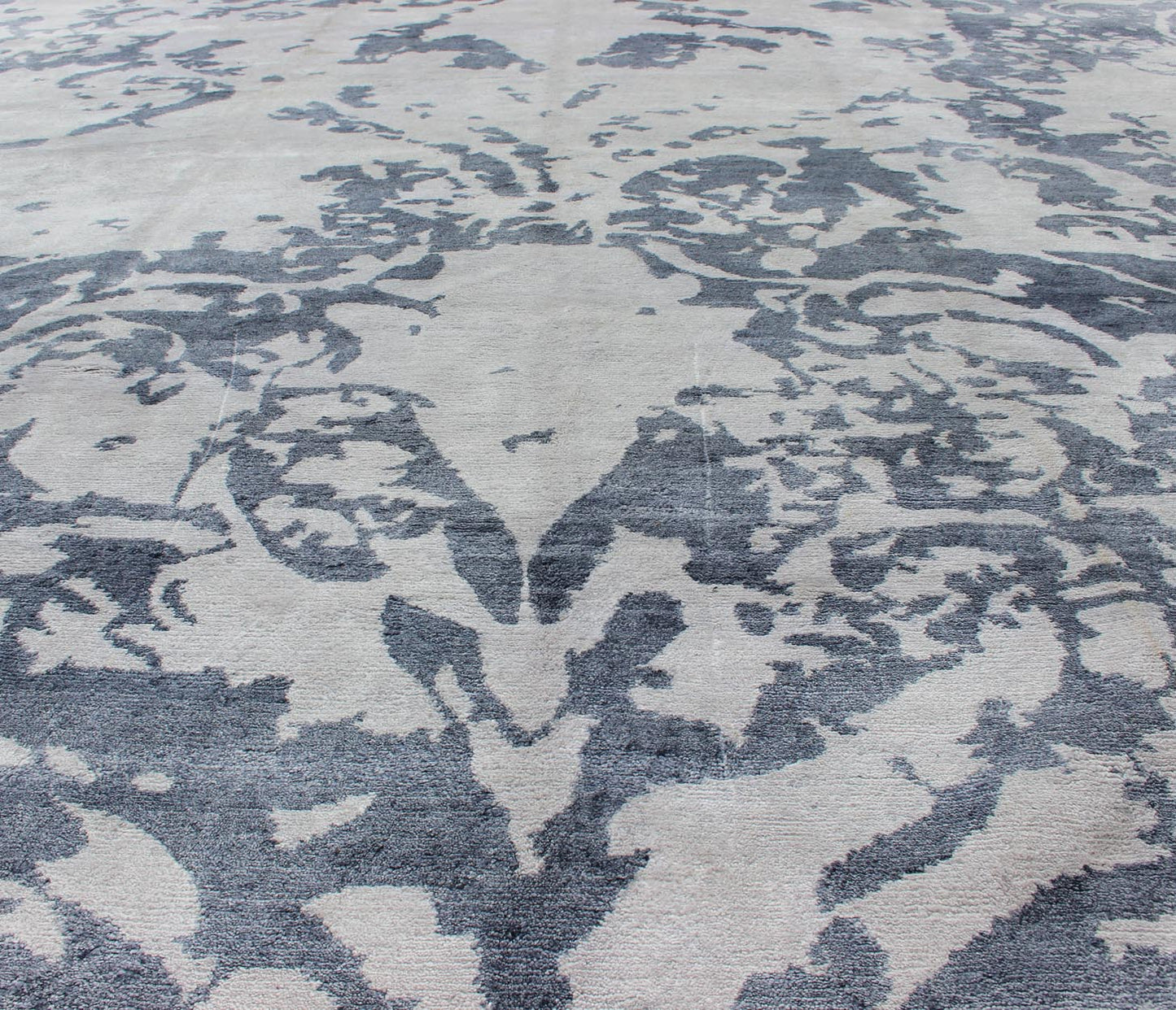 Nepalese Modern rug with modern design. Keivan Woven Arts / rug 19 - 0816, country of origin / type: Nepal / Modern. Measures: 9'1 x 12'. This rug from Nepal features a modern design rendered in shades of gray blue and white. - Keivan Woven Arts19 - 0816 - 11649Rug