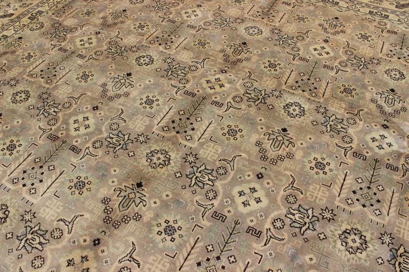 Vintage Persian Tabriz Rug with all over design in light colors, rug H-702-09, Persian semi antique Tabriz.
 
 This lovely Mid-Century semi antique Persian Tabriz carpet bears an all-over sub-geometric design paired with a softly muted palette. 
 
 Mea...