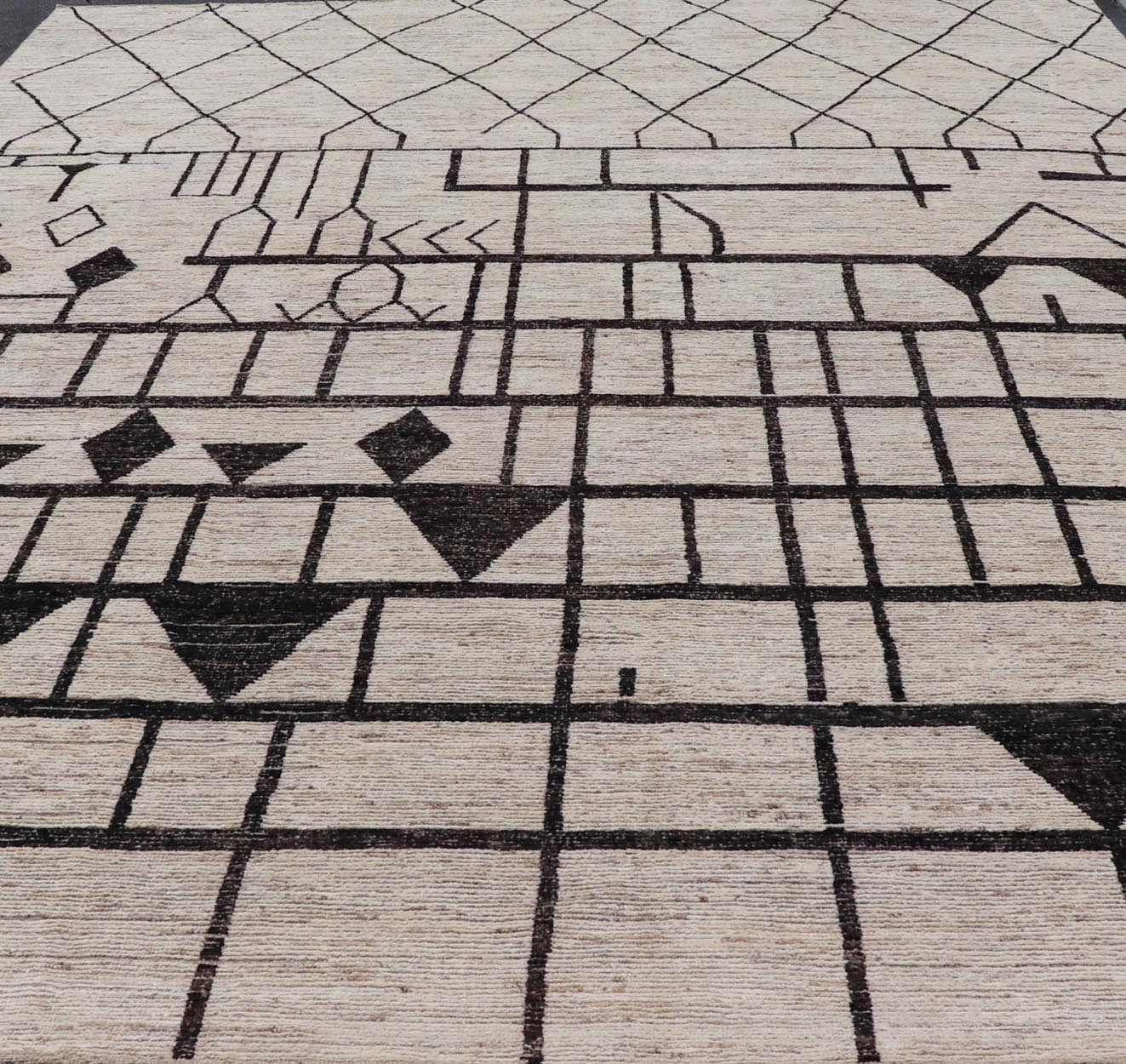 Modern Casual Hand - Knotted in Wool With Black and White in Modern Design. Country of Origin: Afghanistan Type: Modern Casual Keivan Woven Arts; rug AAR - 1004 / Design: Abstract, Sub - Geometric Key Words: Authentic Modern Casual, Abstract Rug, Abstrac... - Keivan Woven ArtsAAR - 1004 - 23882Rug