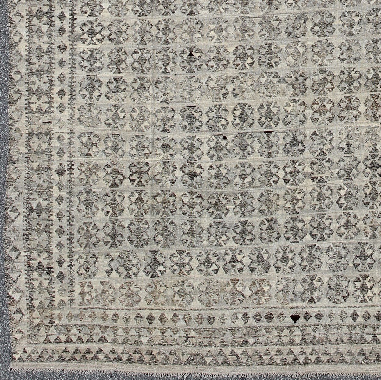 Large Kilim Flat weave Rug in Shades of Gray, Silver, silver blue and Charcoal. Modern Kilim for modern and casual interiors. Keivan Woven Arts, Rug/ABT - 8122742, Afghan Kilim Rug in dark gray, silver and gray, origin/ Afghanistan Circa / 2010 ... - Keivan Woven ArtsABT - 8122742 - 8477Rug